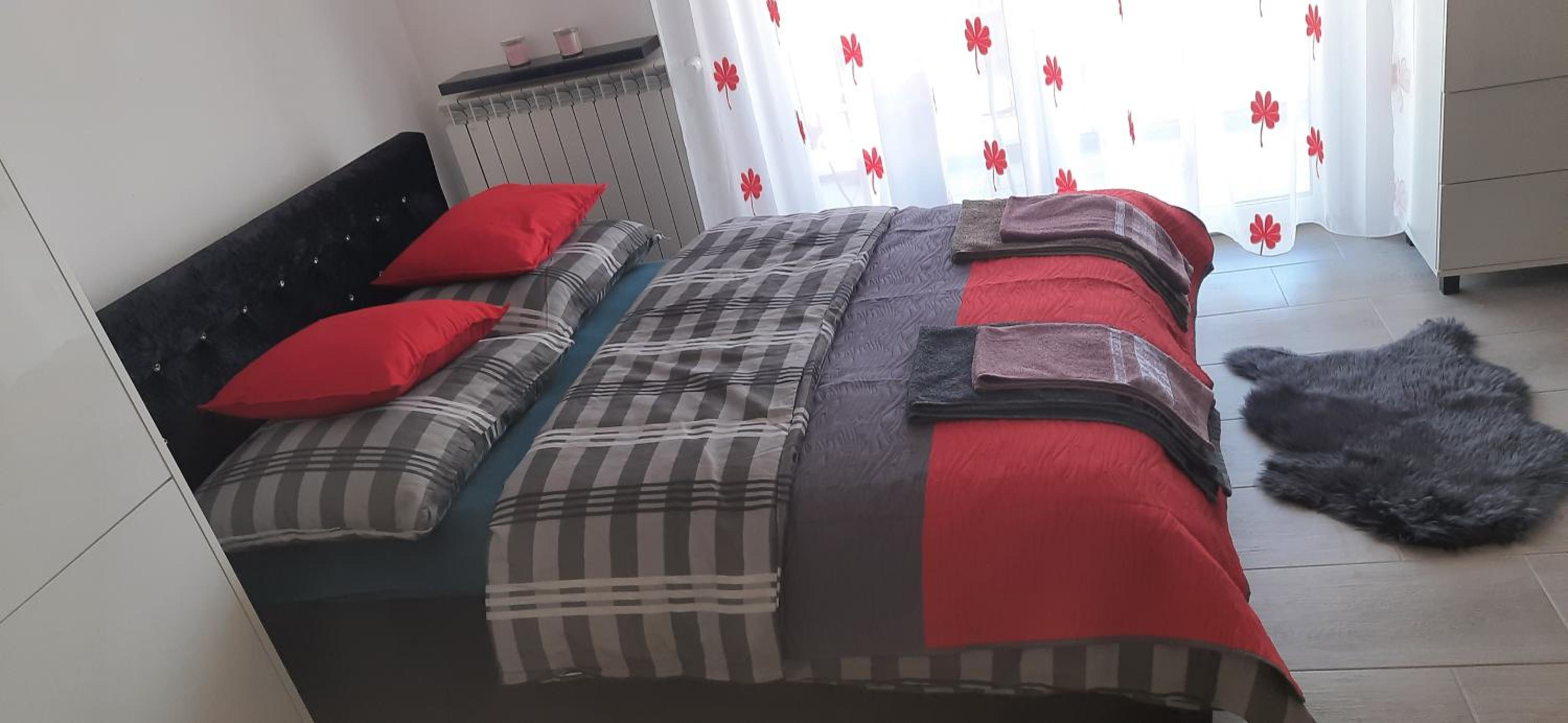 One-Bedroom Apartment - Photo 2