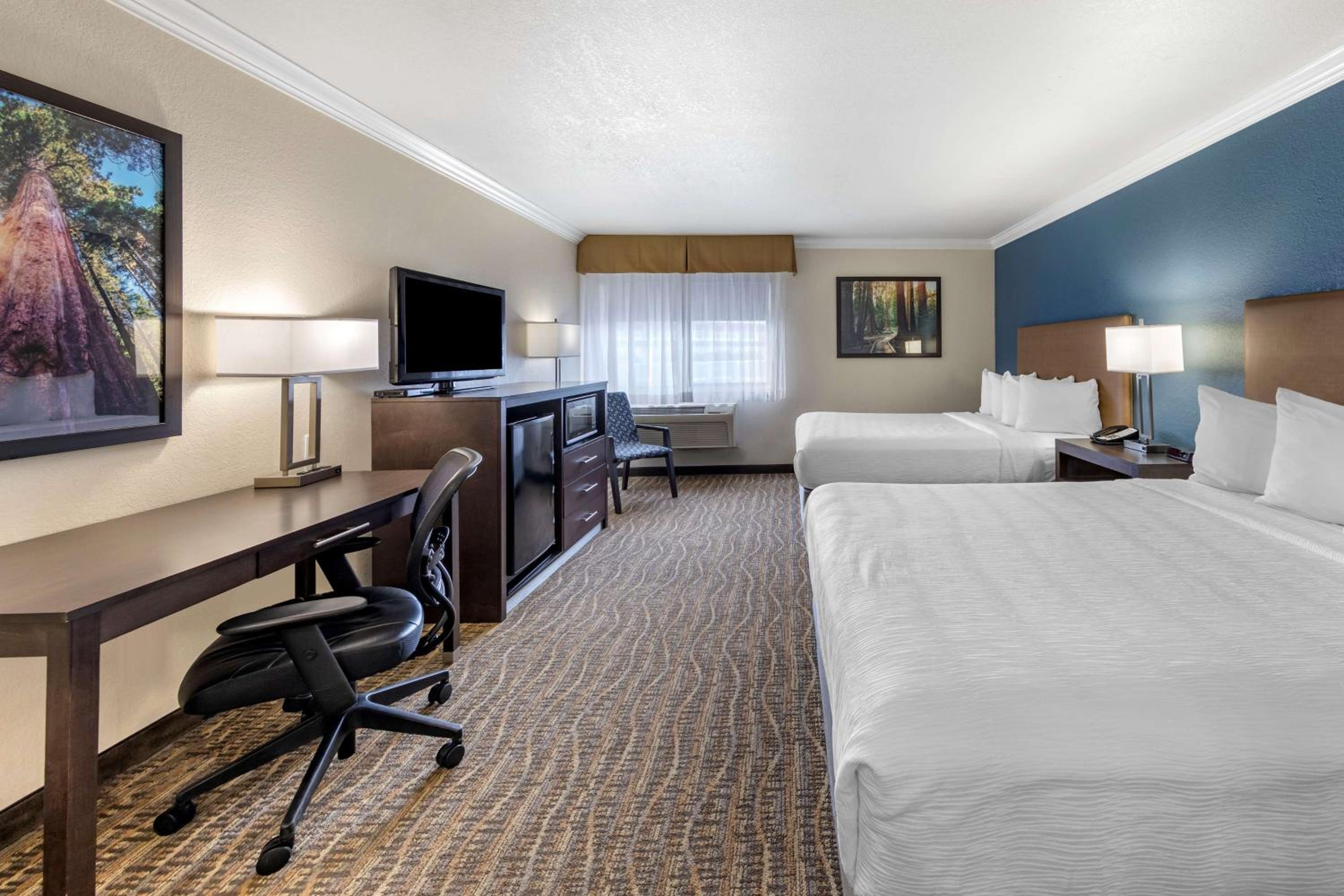 Queen Room with Two Queen Beds - Non-Smoking - Photo 1