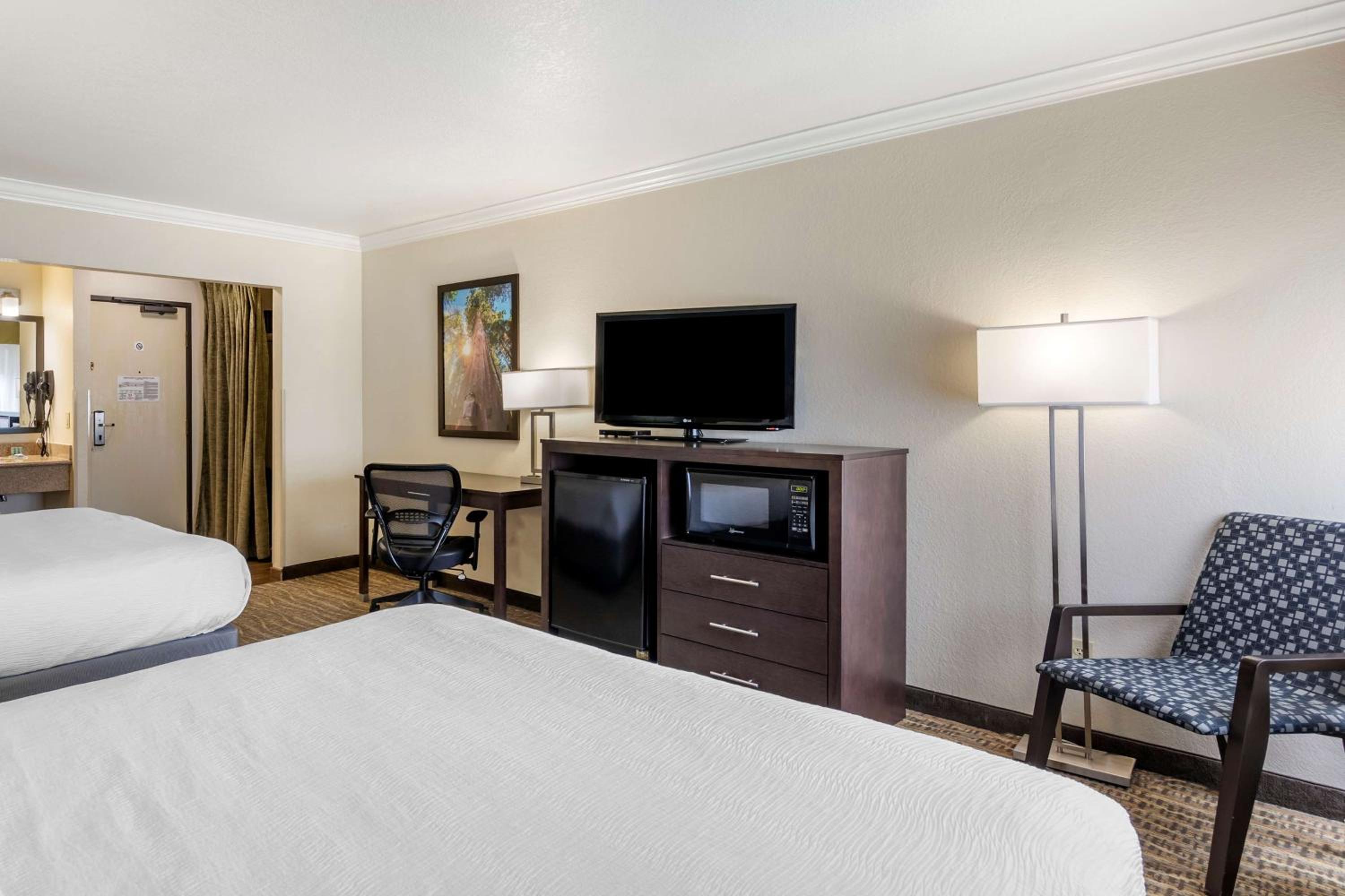 Queen Room with Two Queen Beds - Non-Smoking - Photo 2