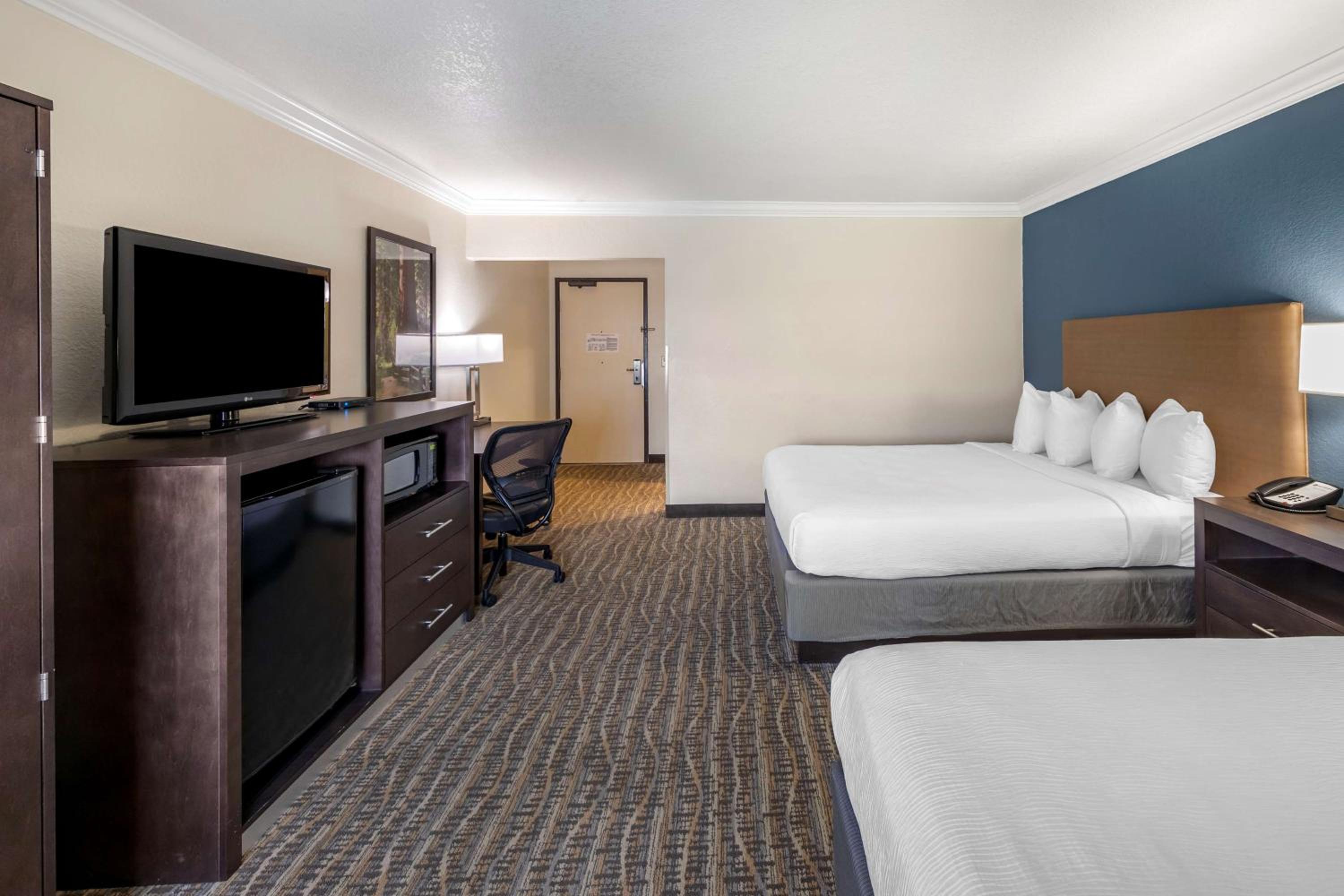 Queen Room with Two Queen Beds and Roll-In Shower - Disability Access/Non-Smoking - Photo 2