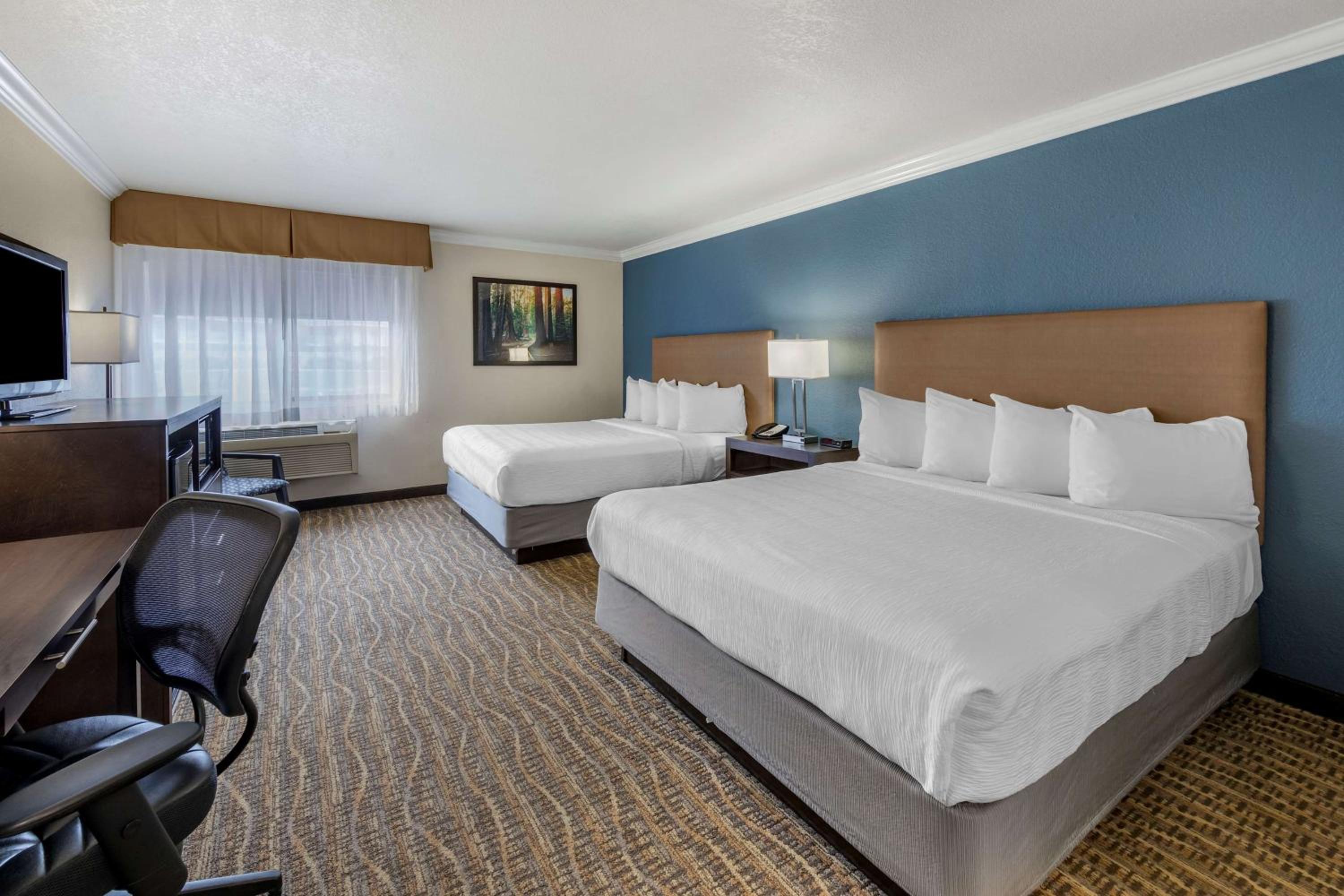 Queen Room with Two Queen Beds - Non-Smoking - Photo 4