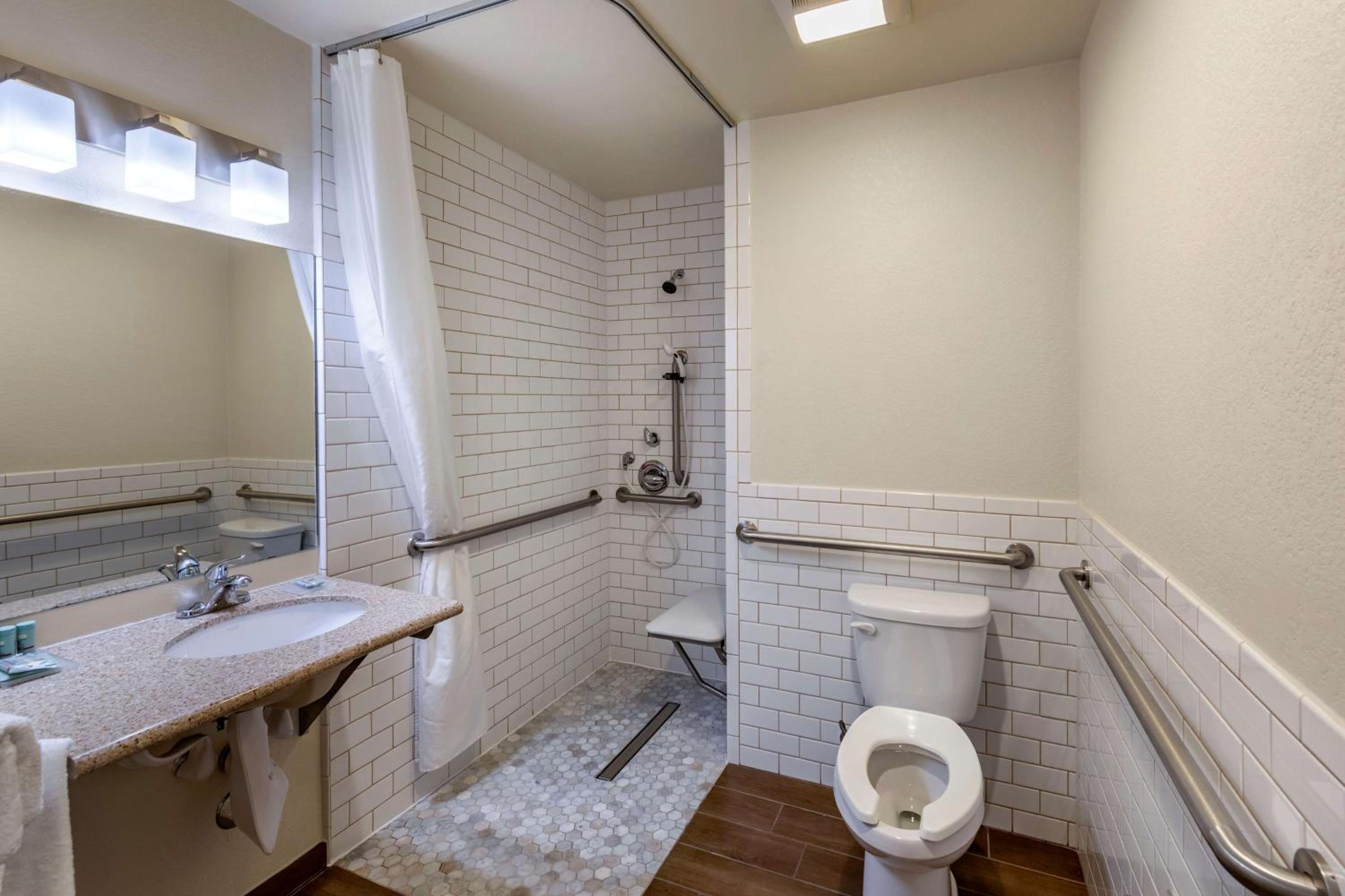 King Room with Roll-in Shower - Disability Access/Non-Smoking - Photo 6