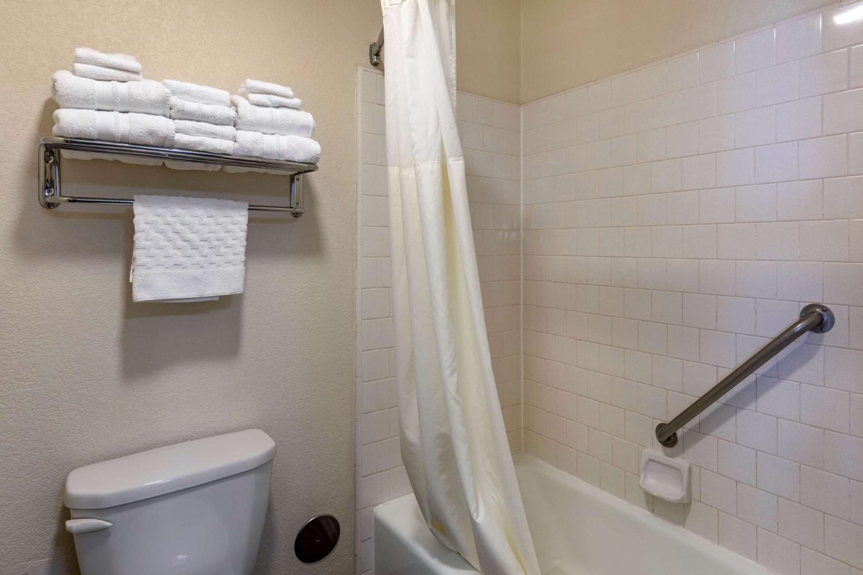 Queen Room with Two Queen Beds - Non-Smoking - Photo 5