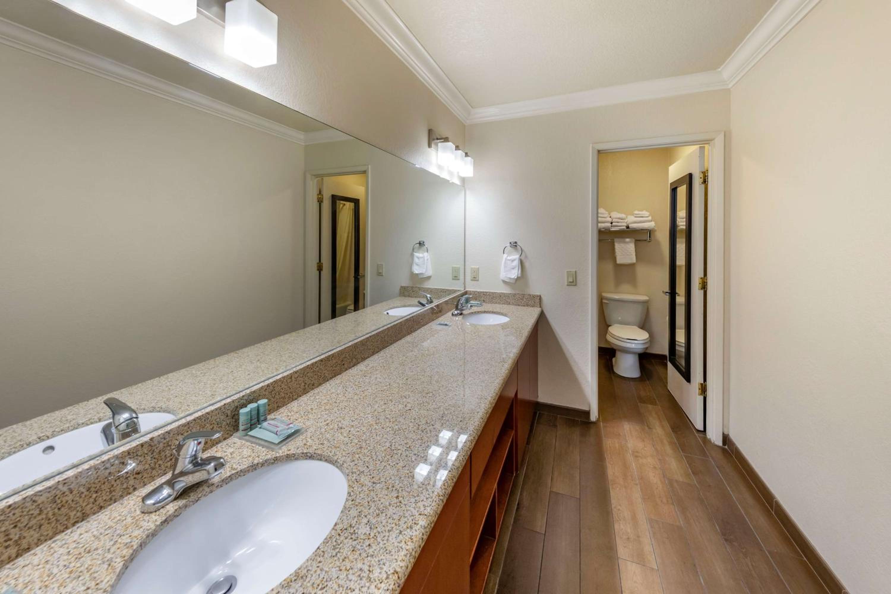 Two-Room Suite with One King and One Queen Bed - Non-Smoking photo 2