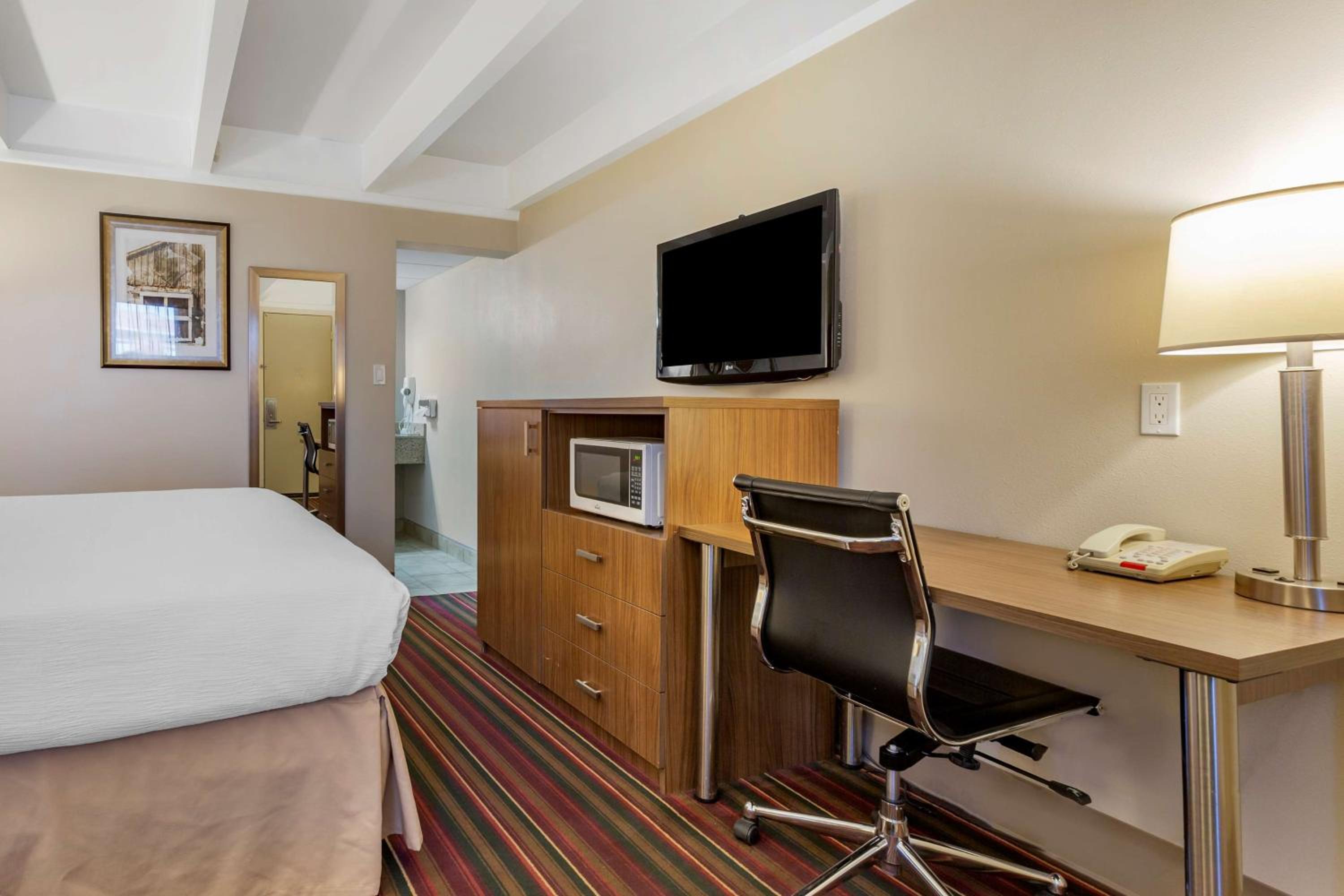 King Room with Roll-In Shower - Mobility Access/Communication Assistance photo 3