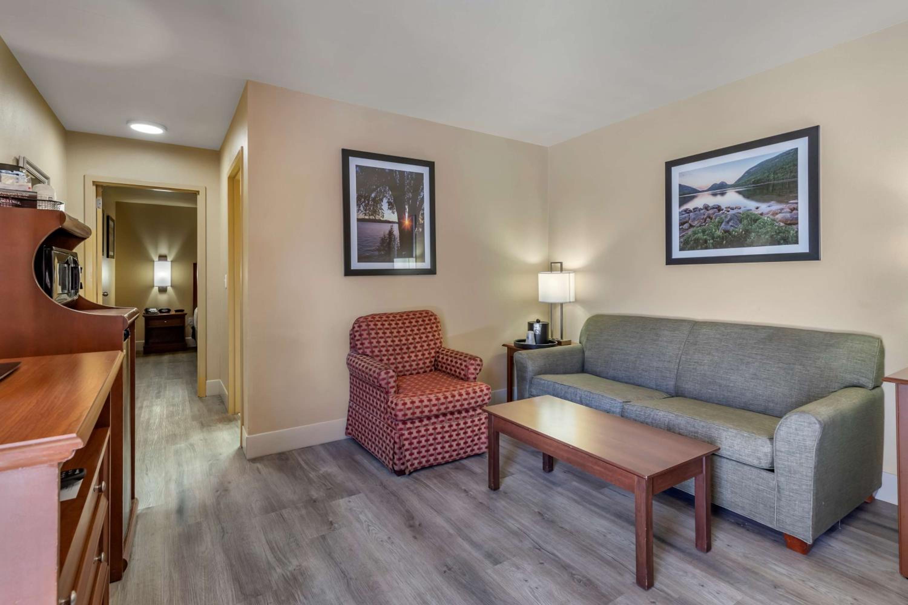 King Suite with Roll-In Shower - Disability Access/Non-Smoking photo 1