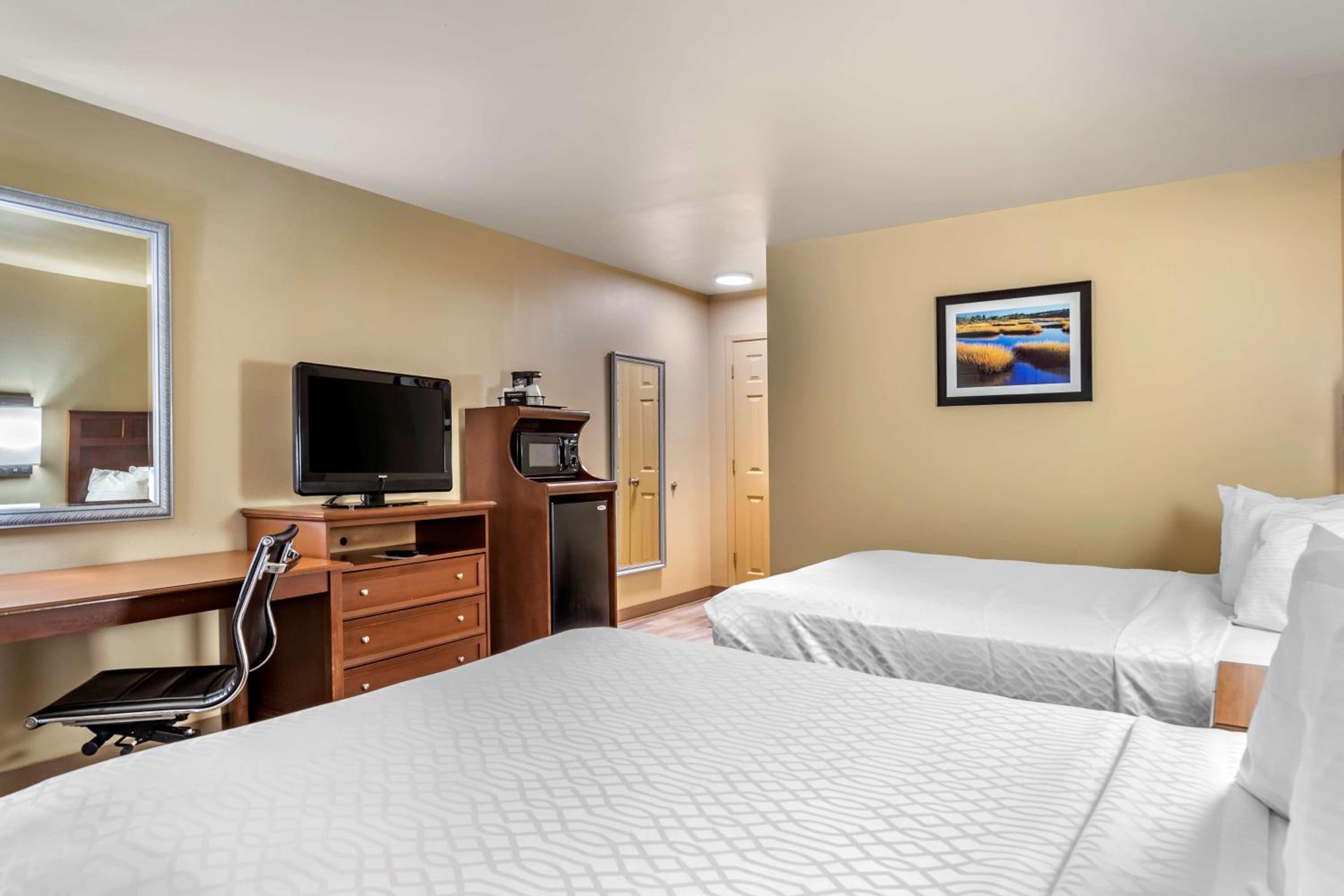 Queen Room with Two Queen Beds - Non-Smoking photo 2