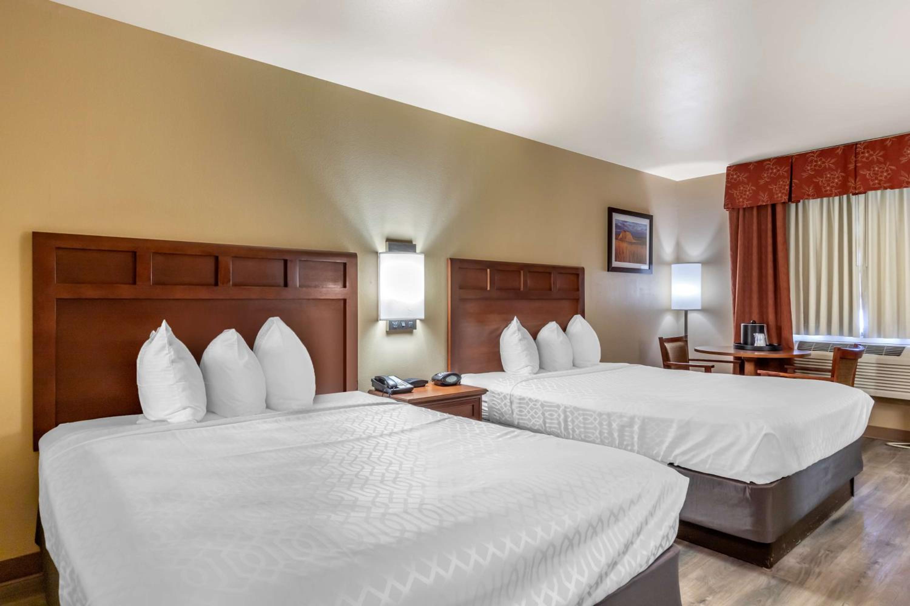 Queen Room with Two Queen Beds - Non-Smoking photo 3
