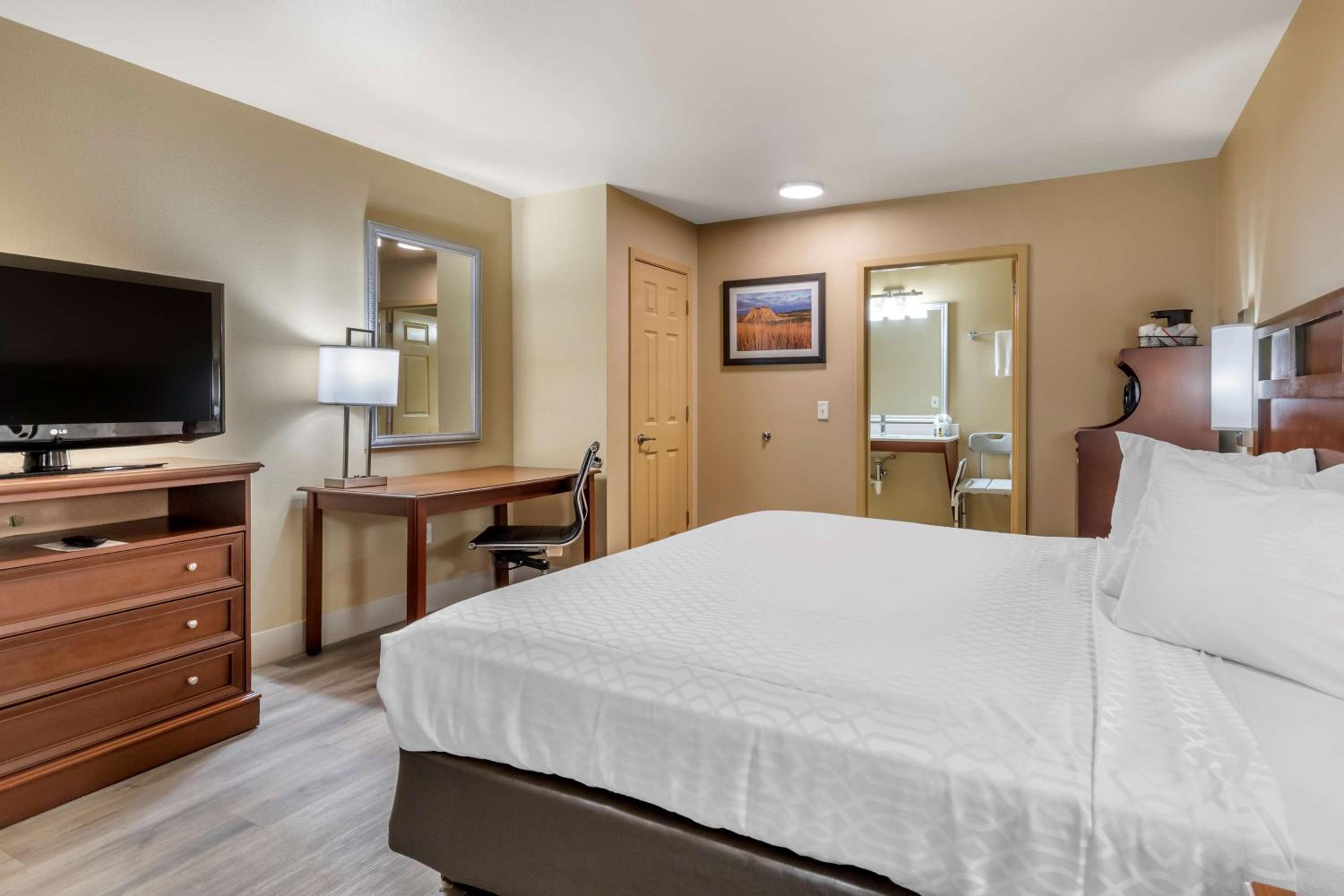 King Room with Roll-in Shower - Disability Access/Non-Smoking photo 2