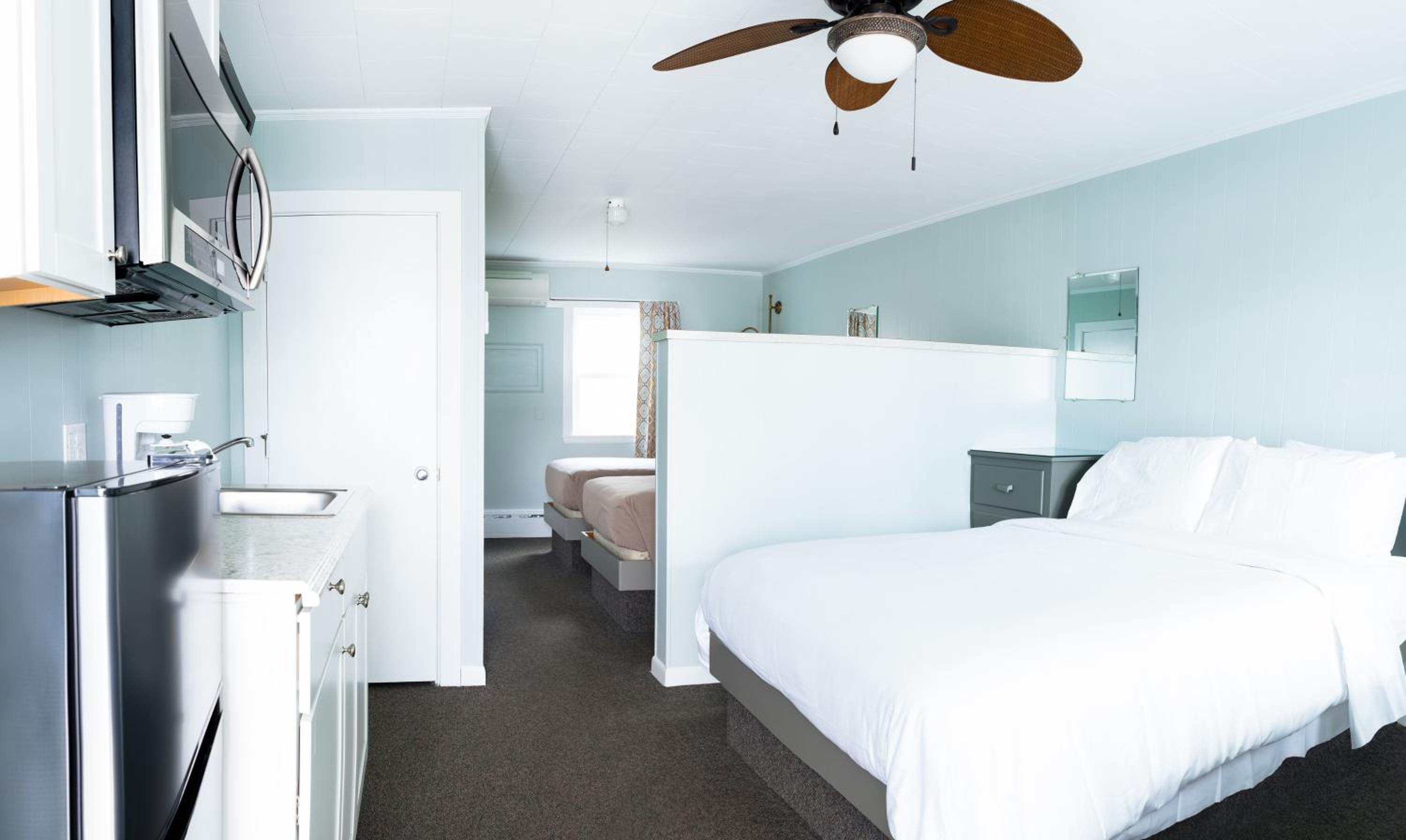 One Queen And Two Single Beds Kitchenette photo 2