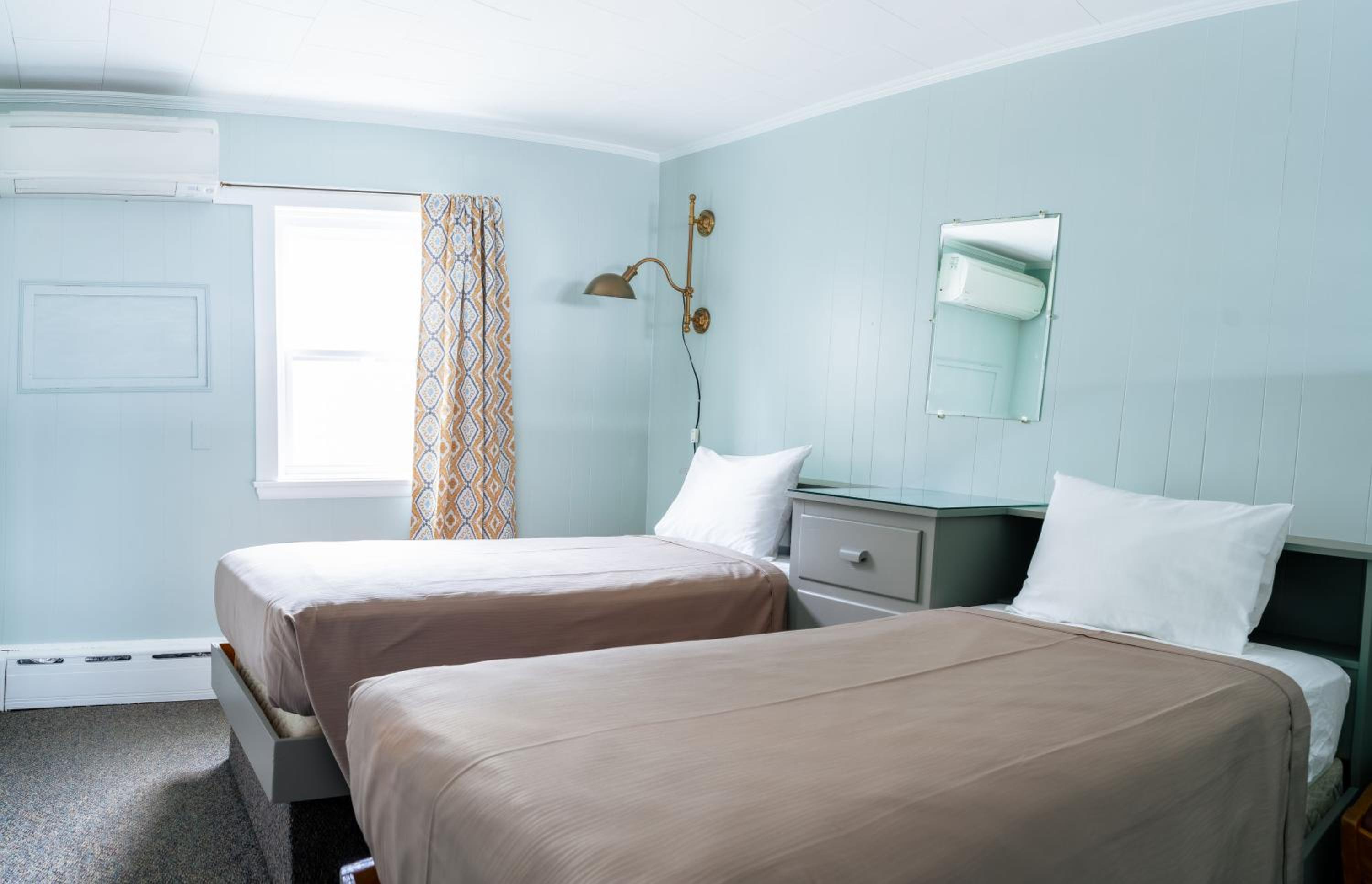 One Queen And Two Single Beds Kitchenette photo 1