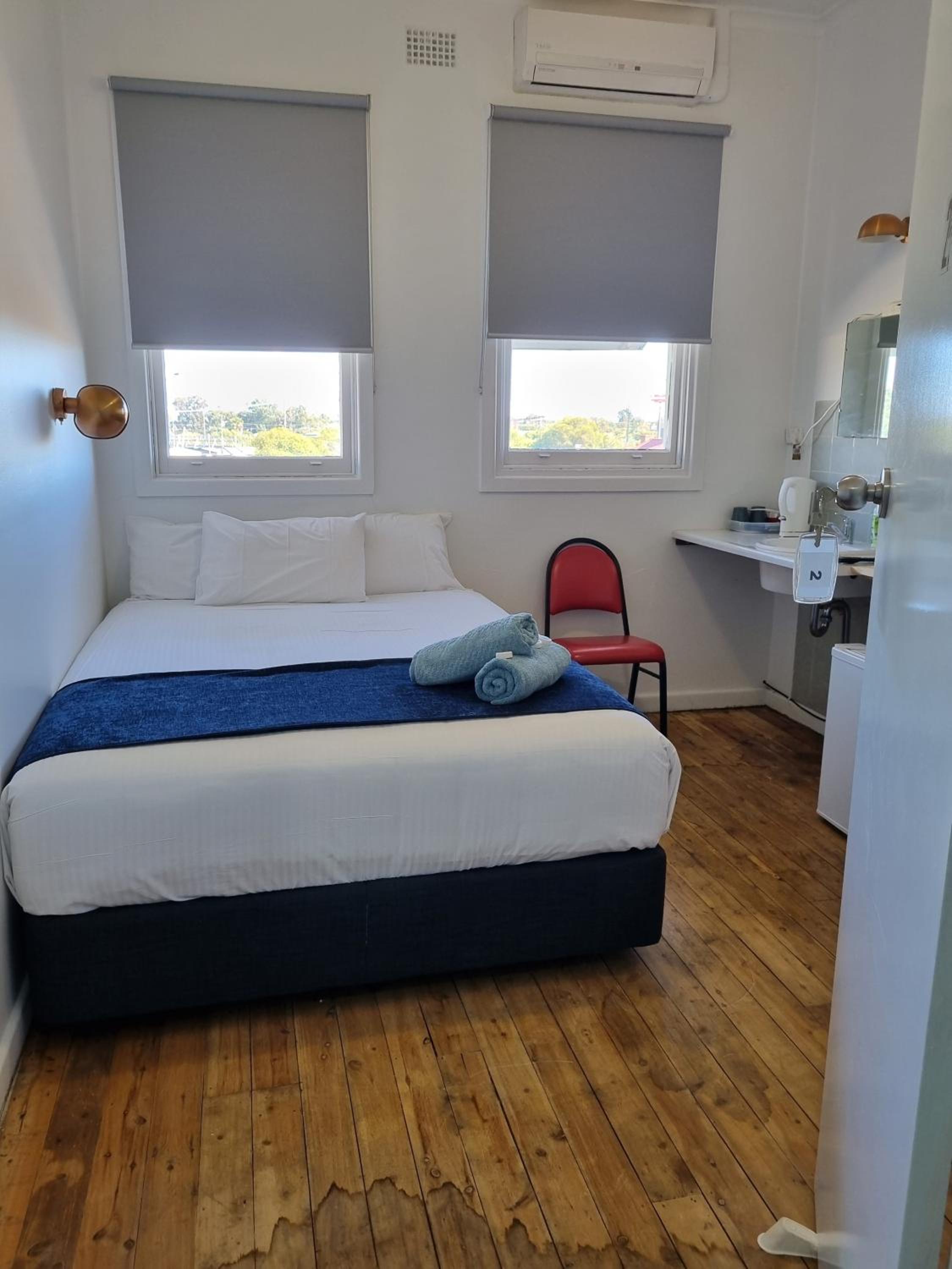 Economy Double Room with Shared Bathroom photo 2
