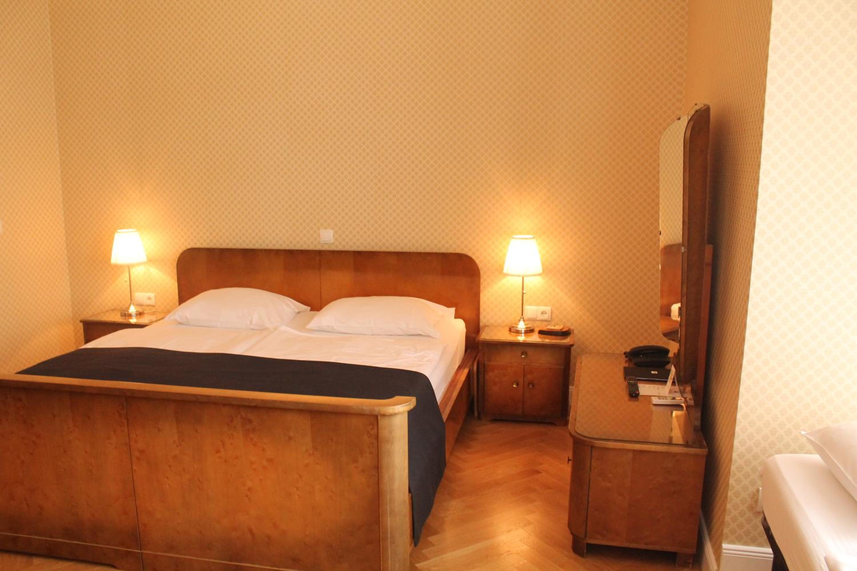 Triple Room thumbnail 6