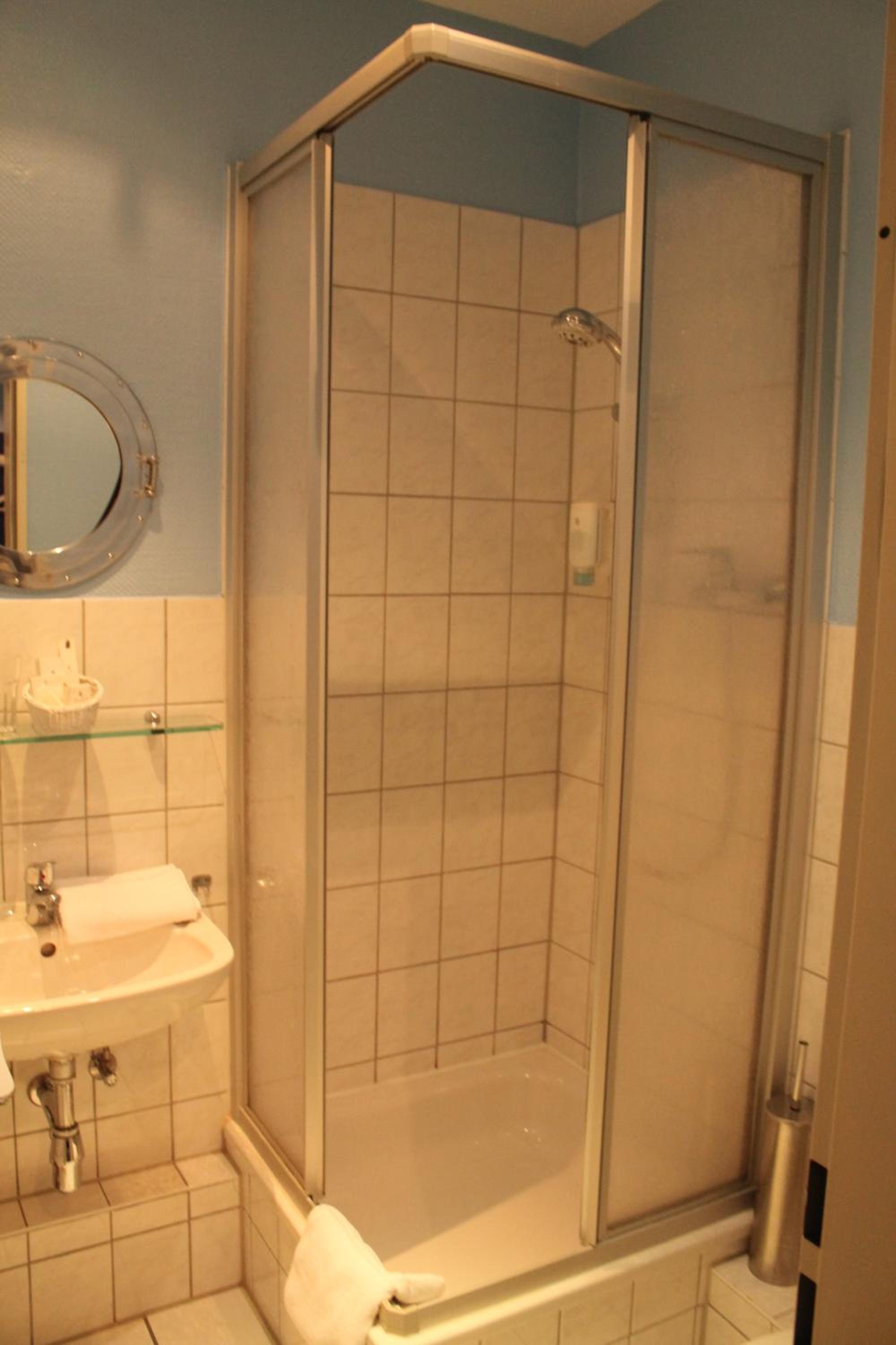 Single Room thumbnail 5