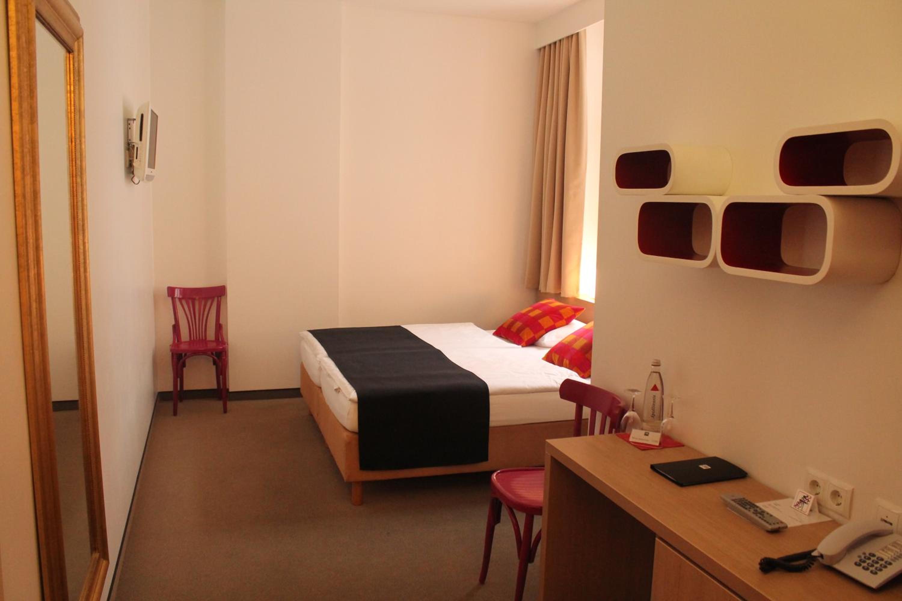 Double Room thumbnail 5