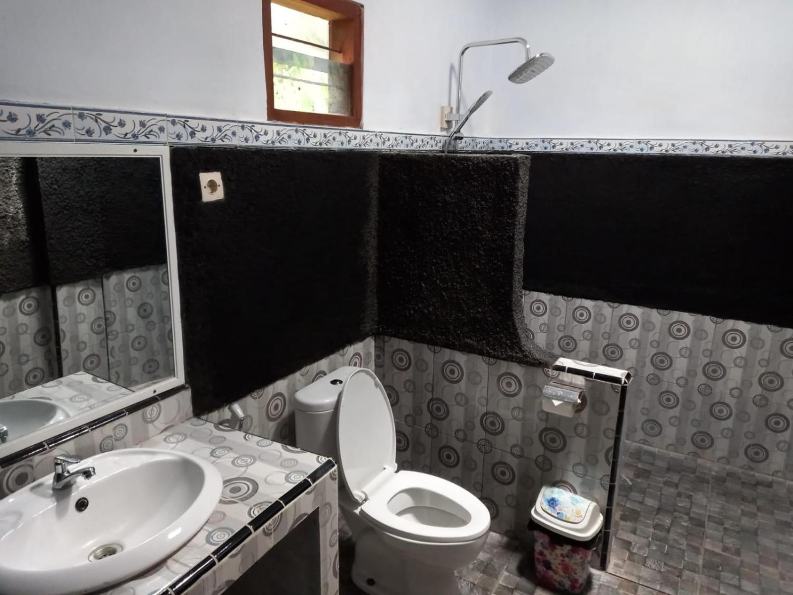 Standard Double Room - Photo 9