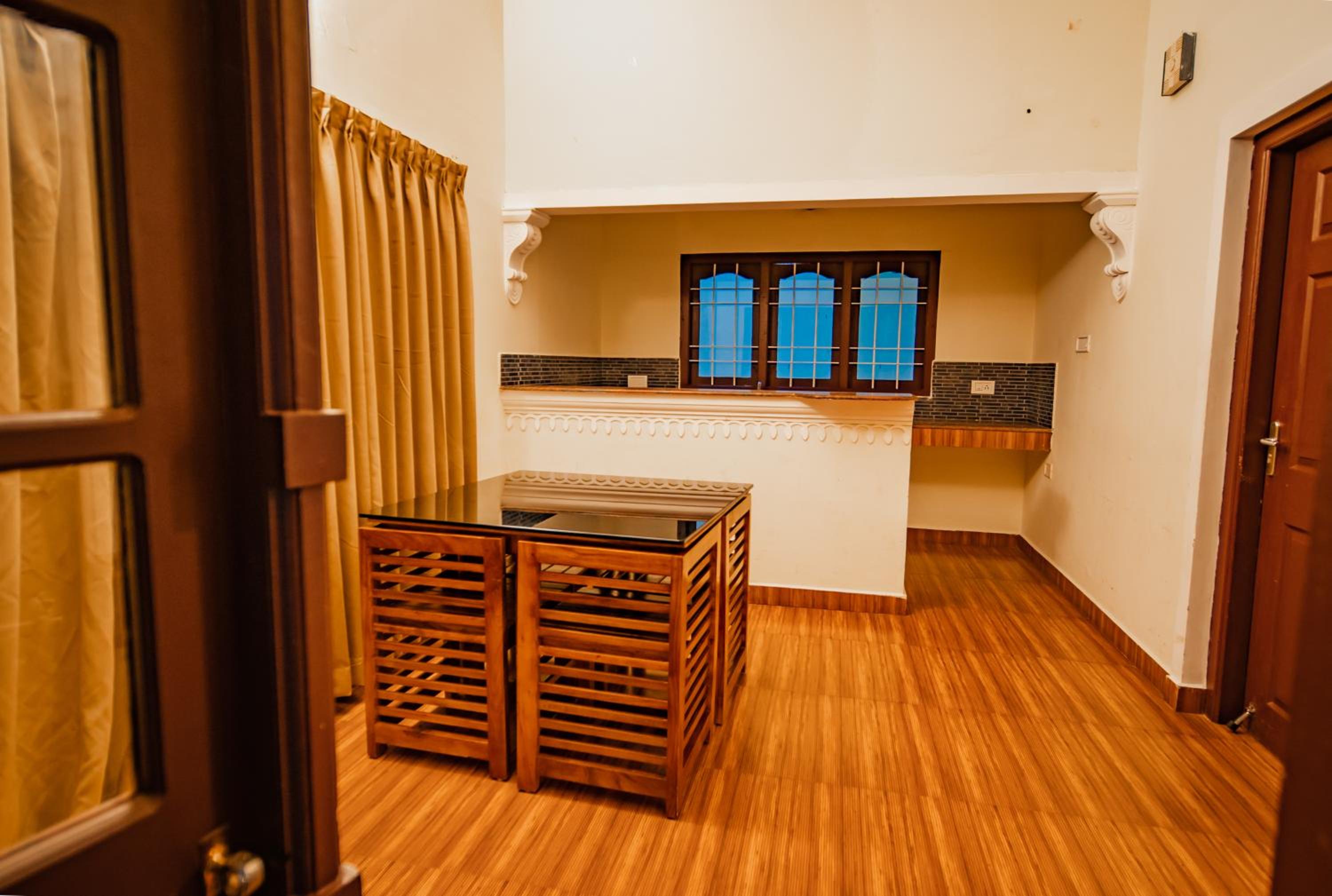 2 Bed Room Cottage - Photo 2