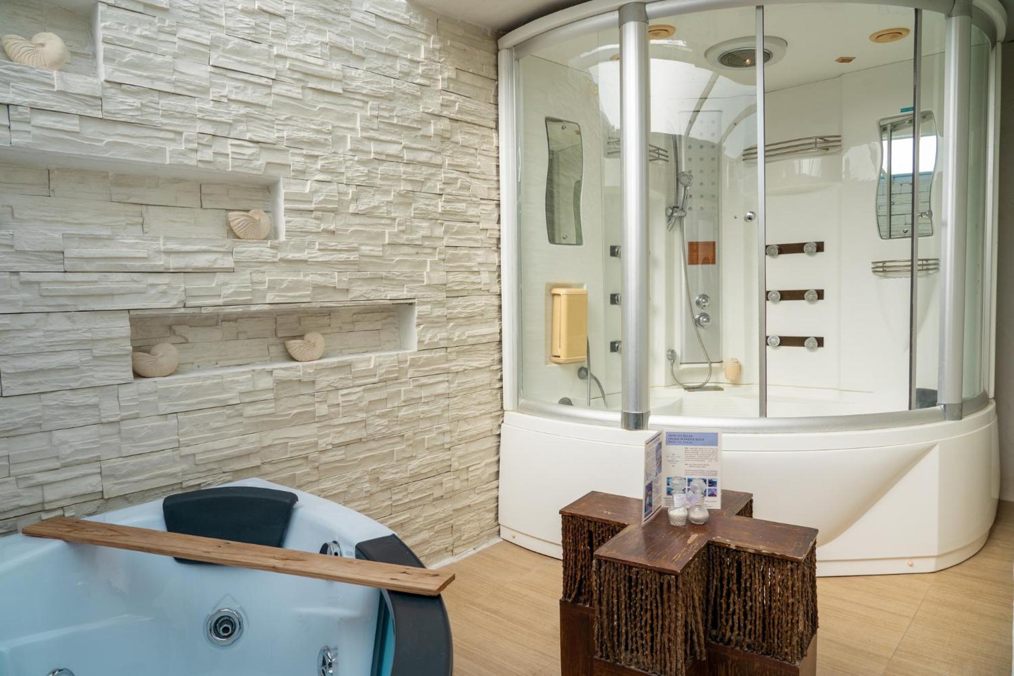 Three-Bedroom Villa with Private Pool - Photo 13