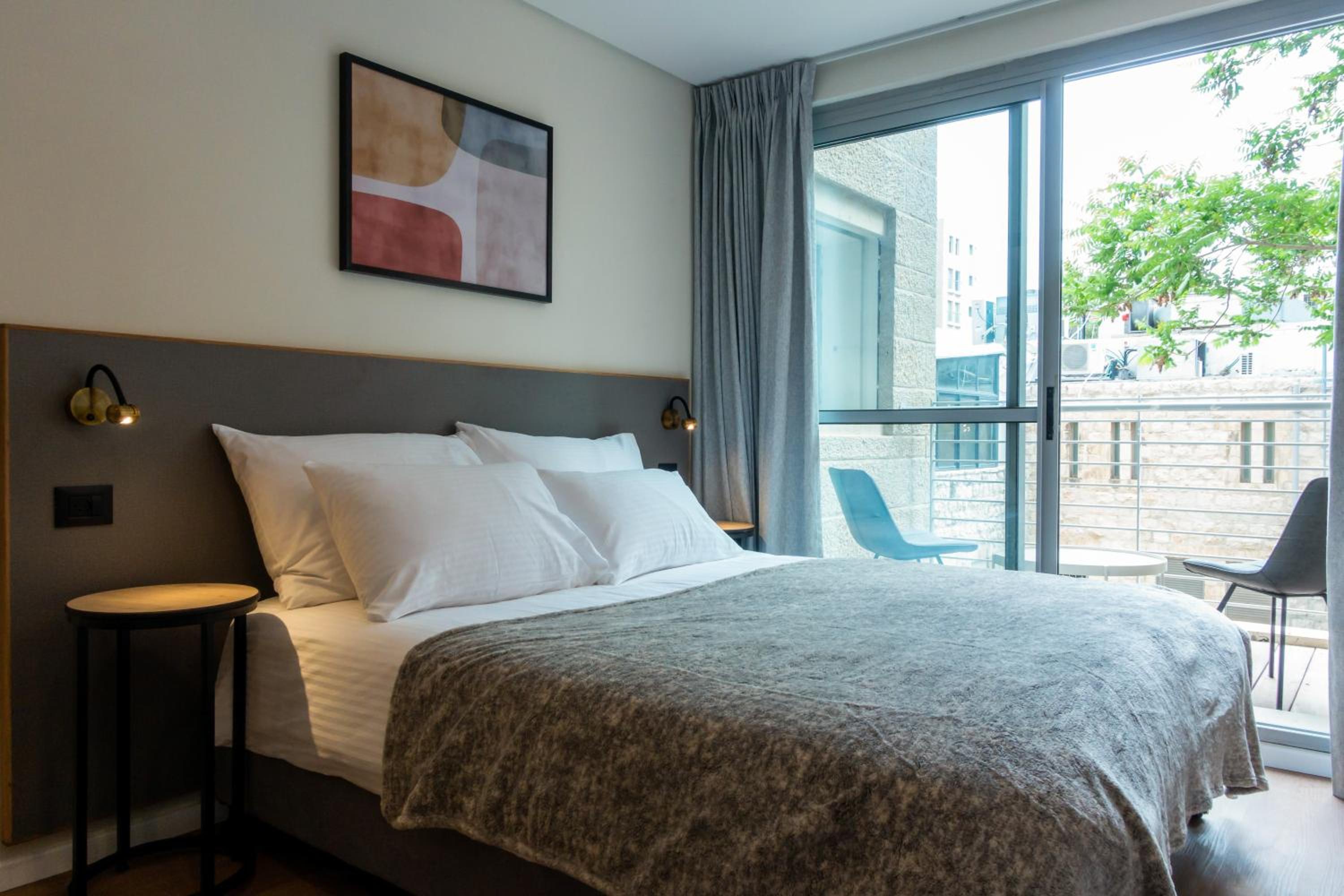 Double Room with Balcony - Photo 8