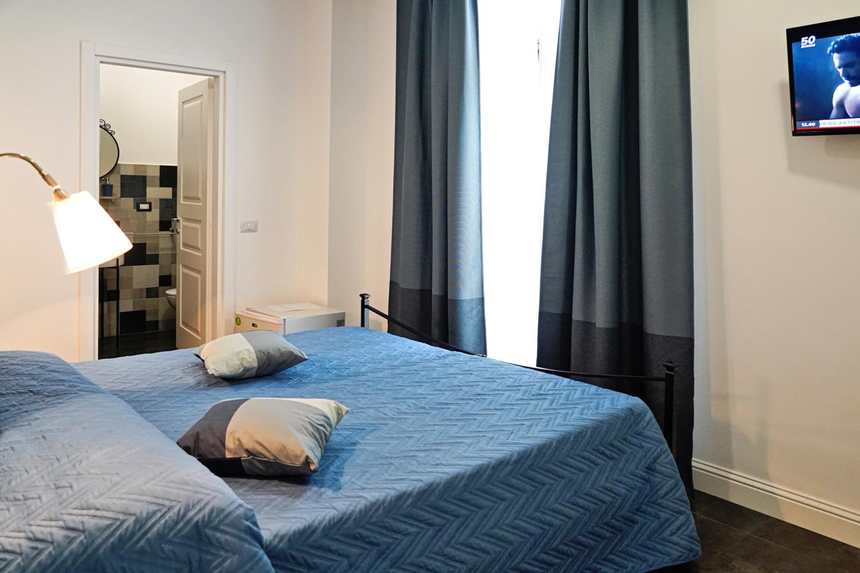 Deluxe Double Room with Balcony - Photo 34
