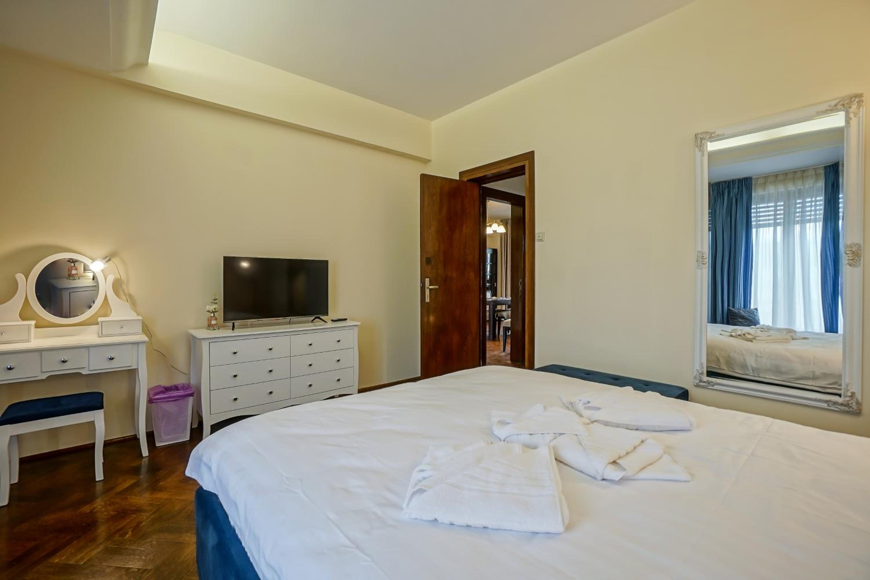 Three-Bedroom Apartment - Photo 3