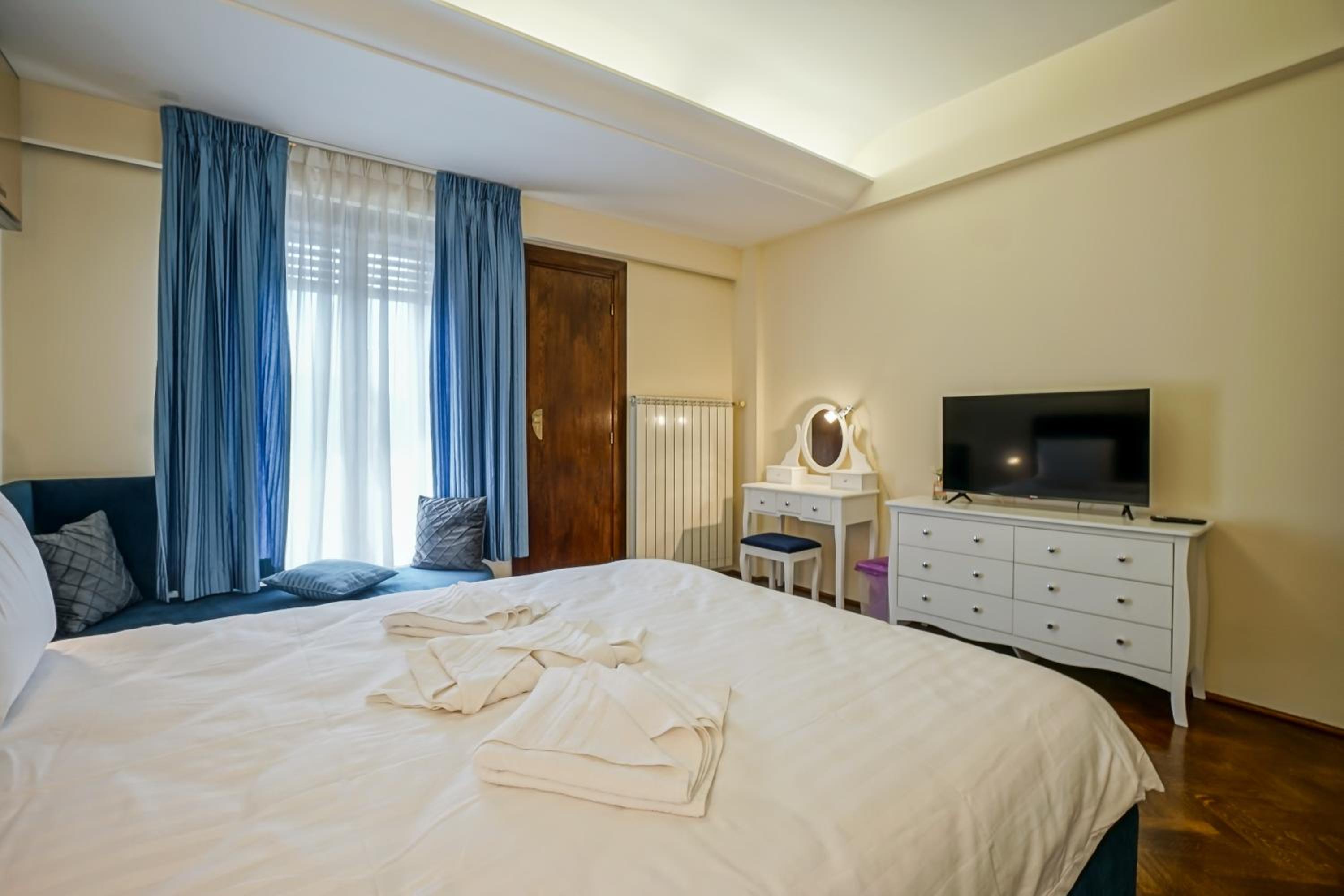 Three-Bedroom Apartment - Photo 22