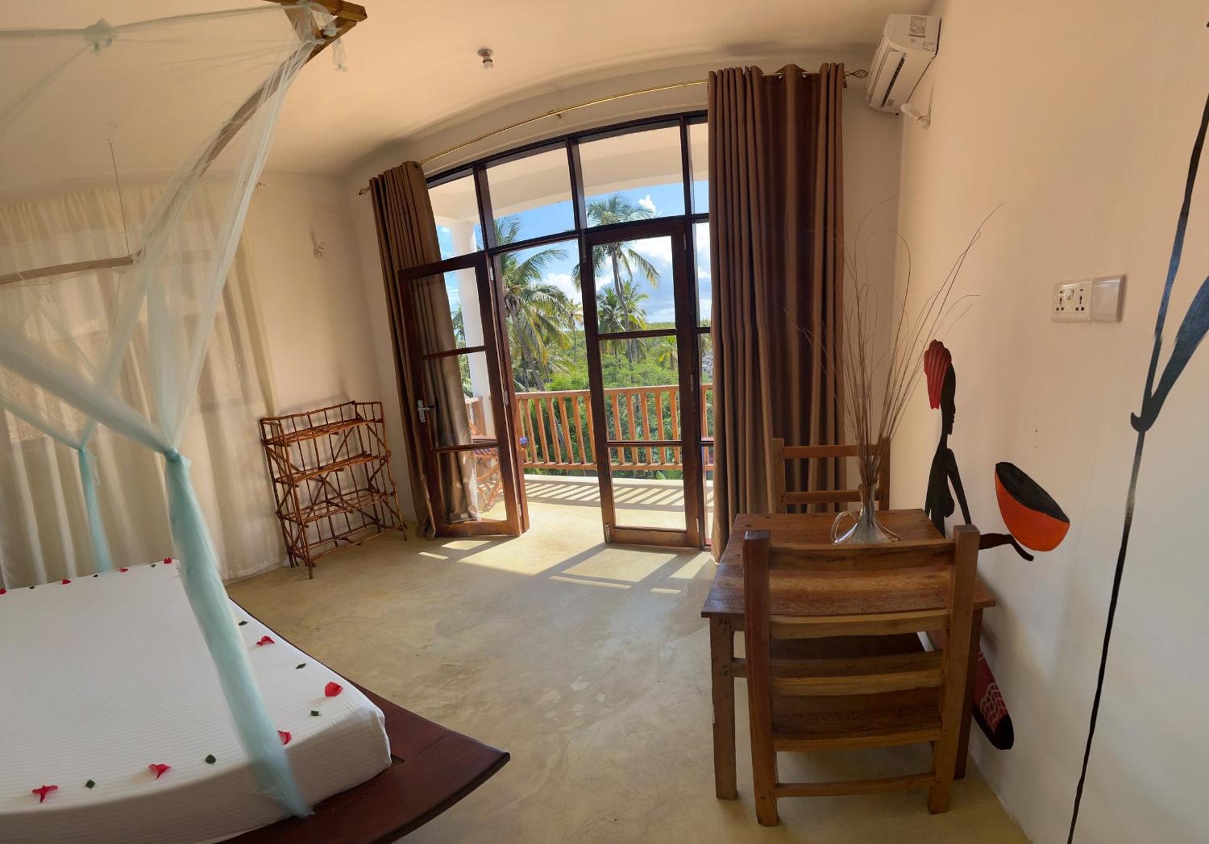 King Room with Balcony - Photo 6