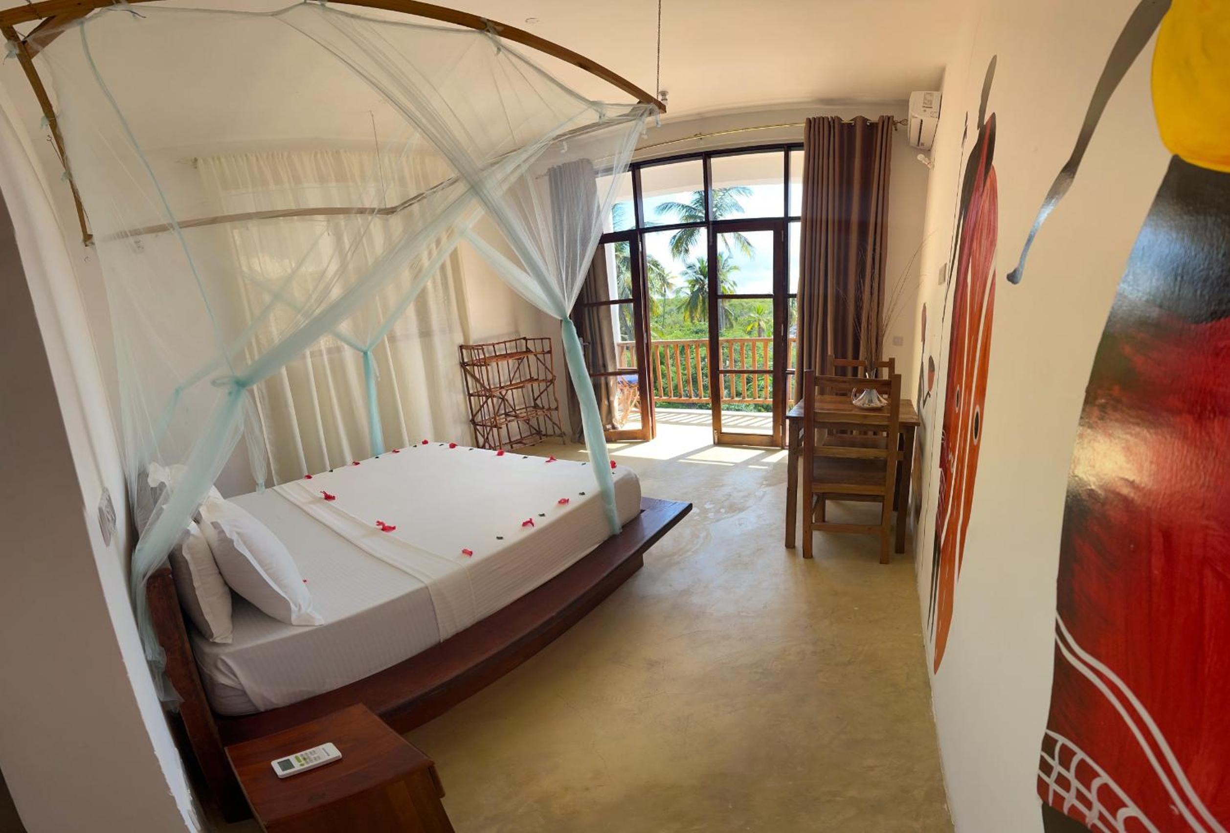 King Room with Balcony - Photo 5