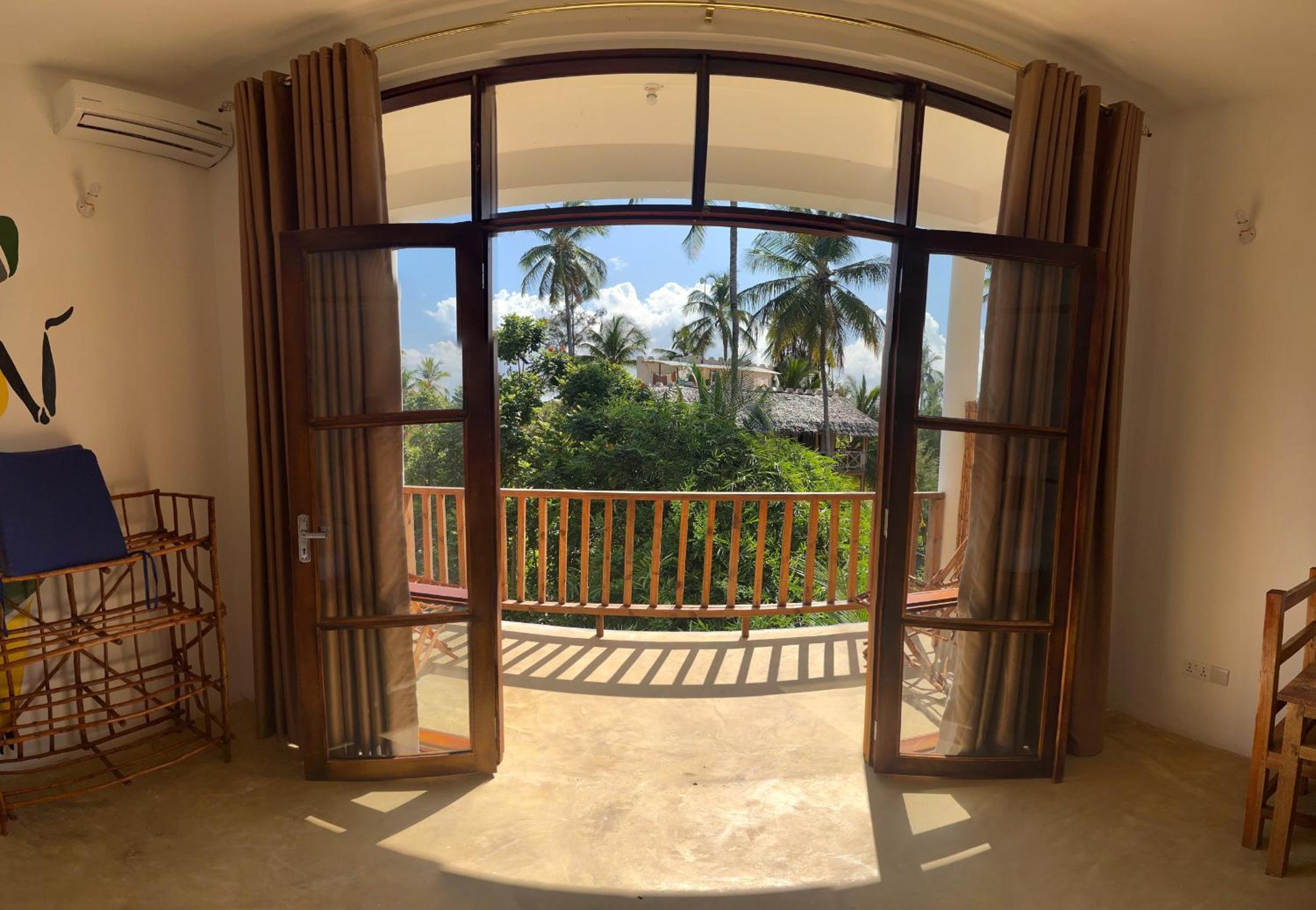 King Room with Balcony - Photo 4