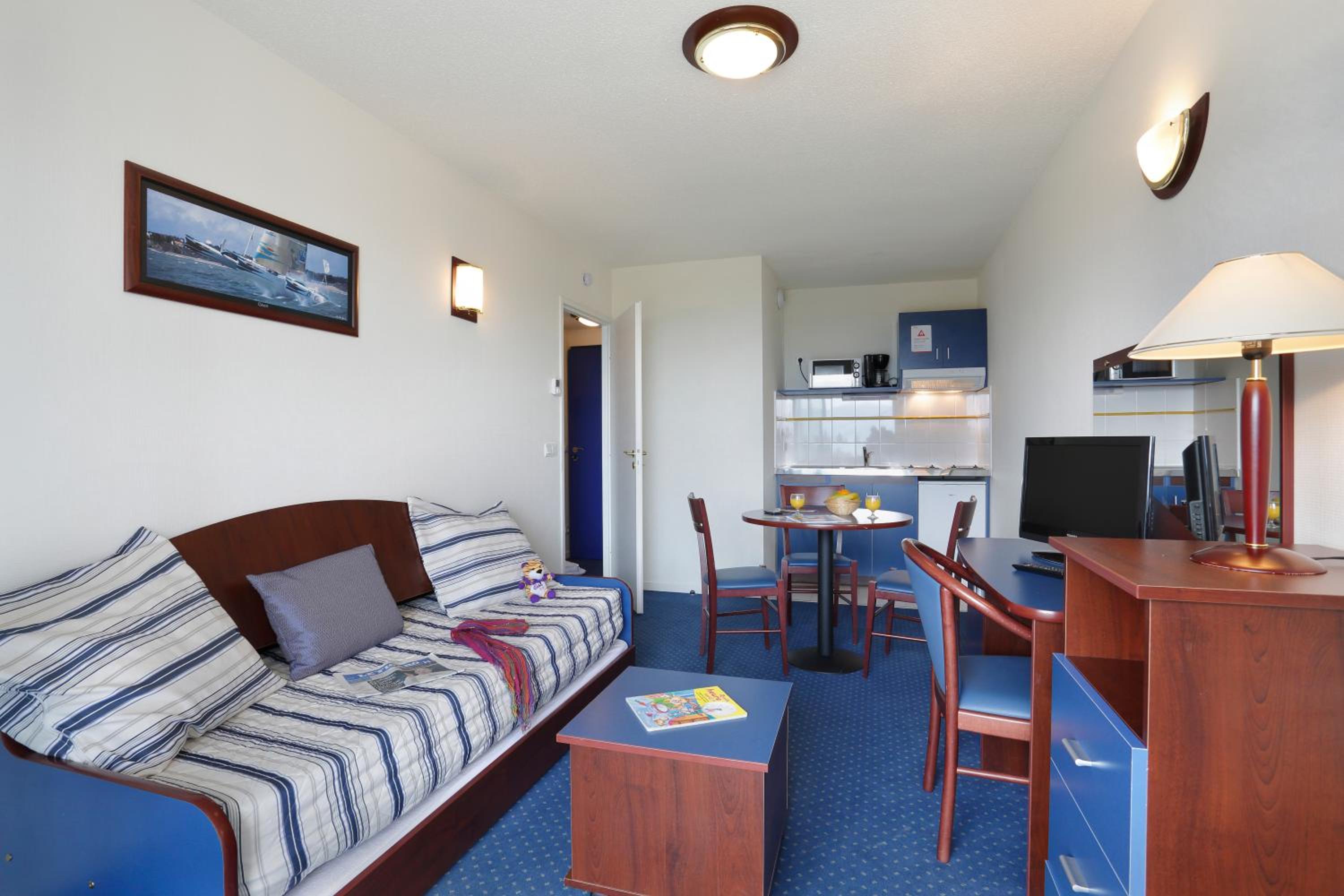 One-Bedroom Apartment - Photo 3