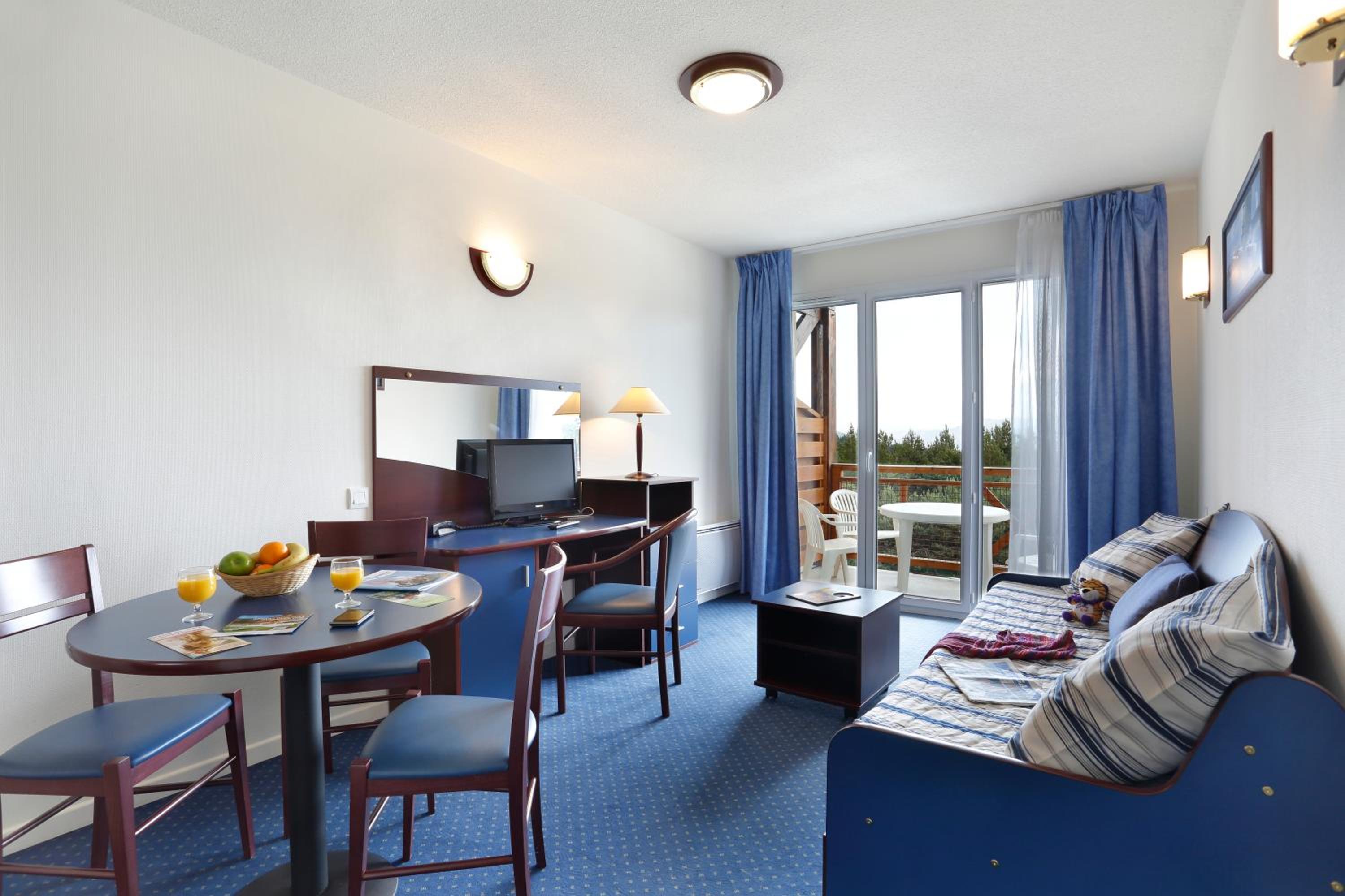 One-Bedroom Apartment - Photo 2