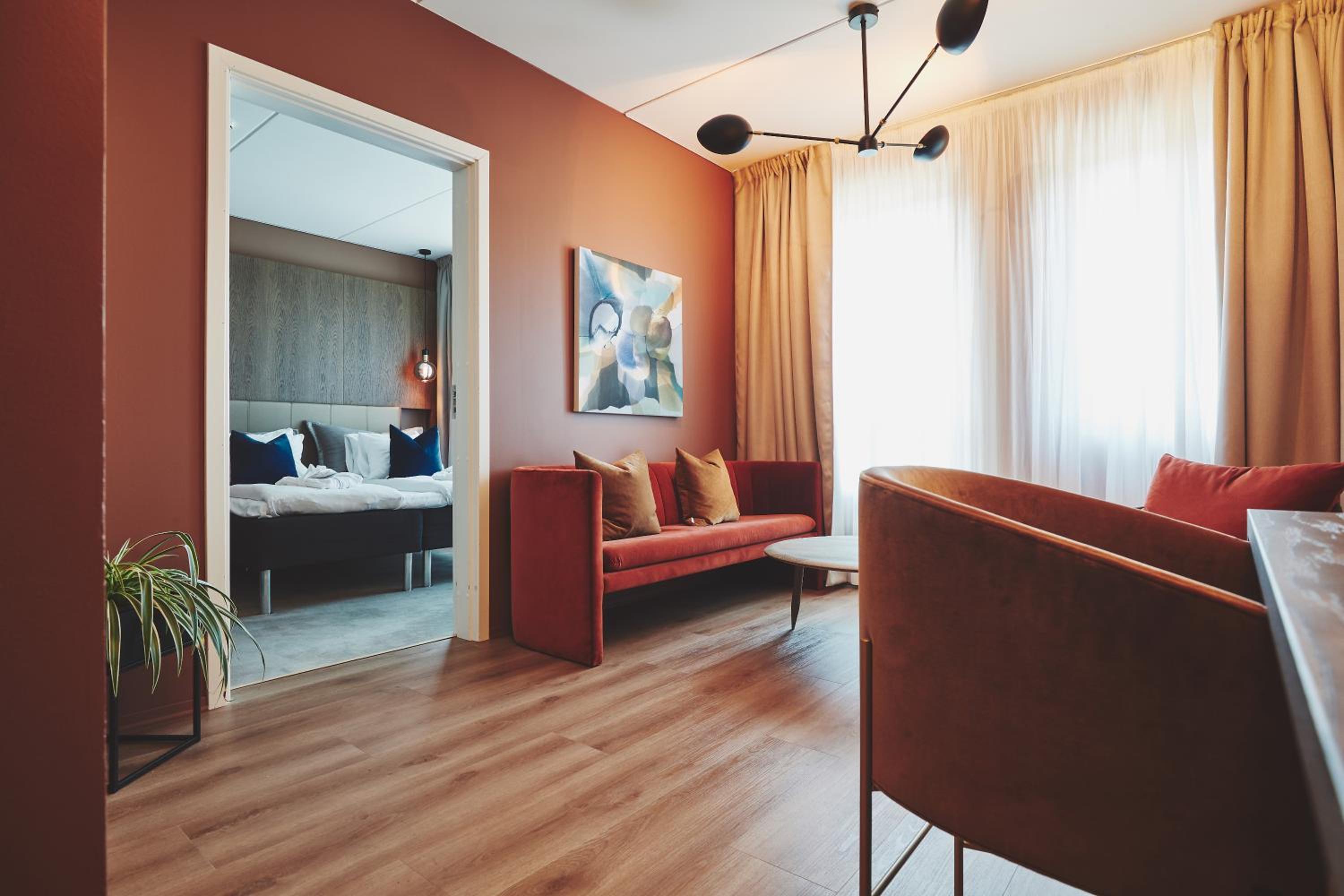 Suite - Photo 1