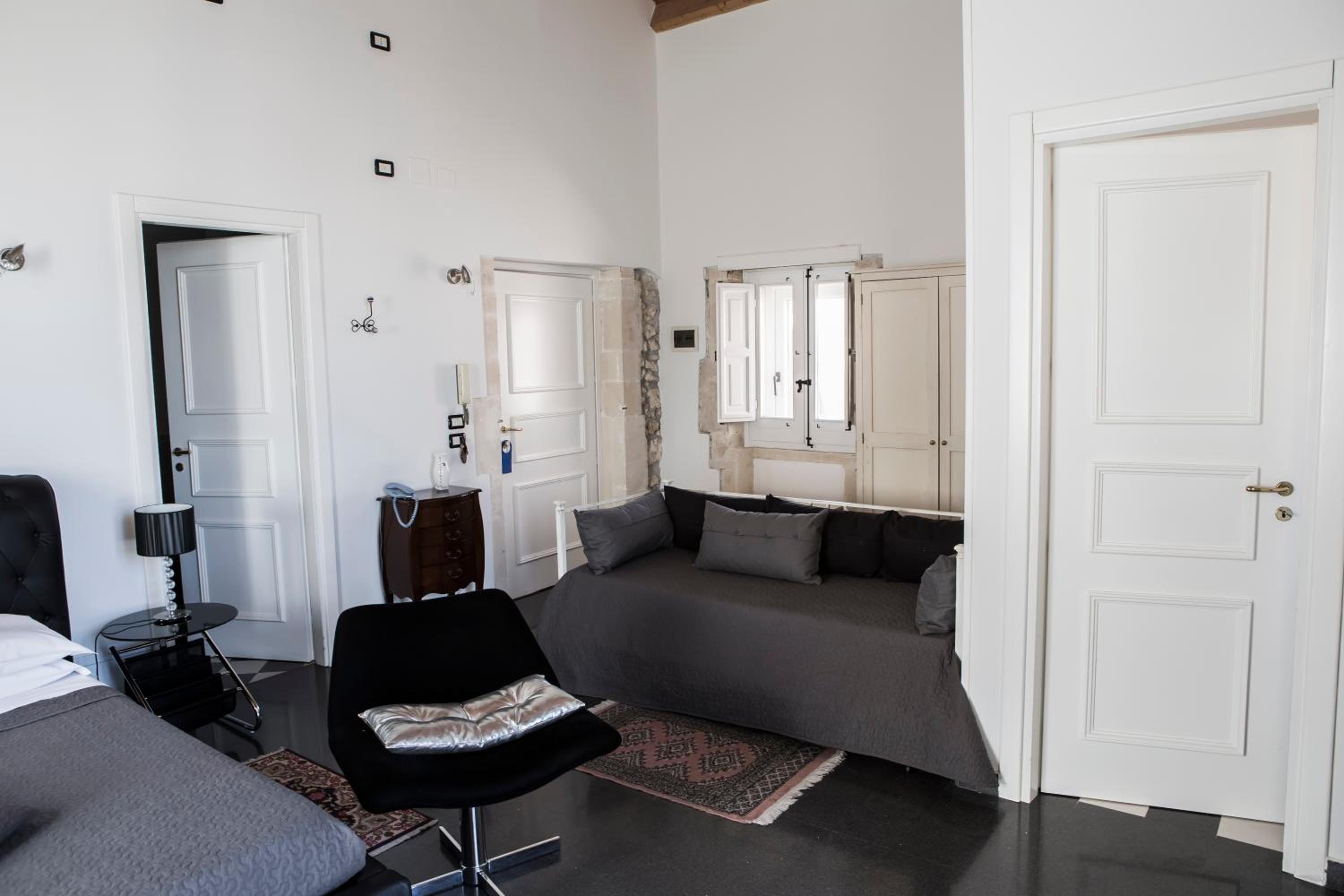 Suite with Balcony and Sea View - Photo 3