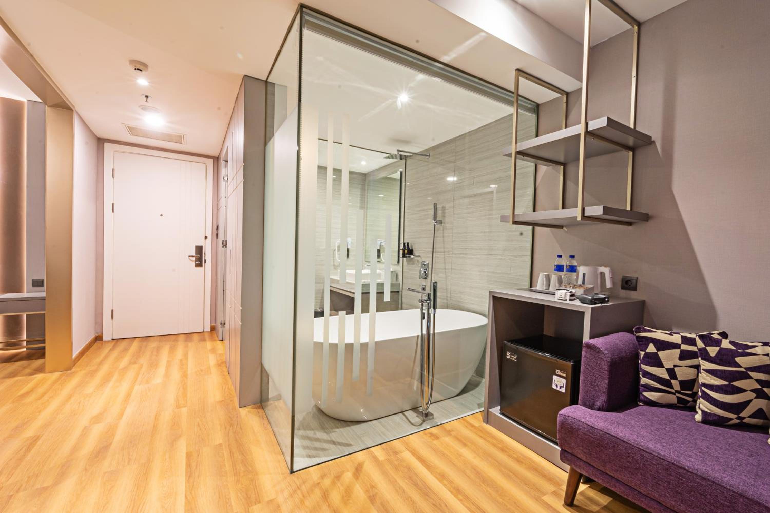 Executive Suite - Photo 5