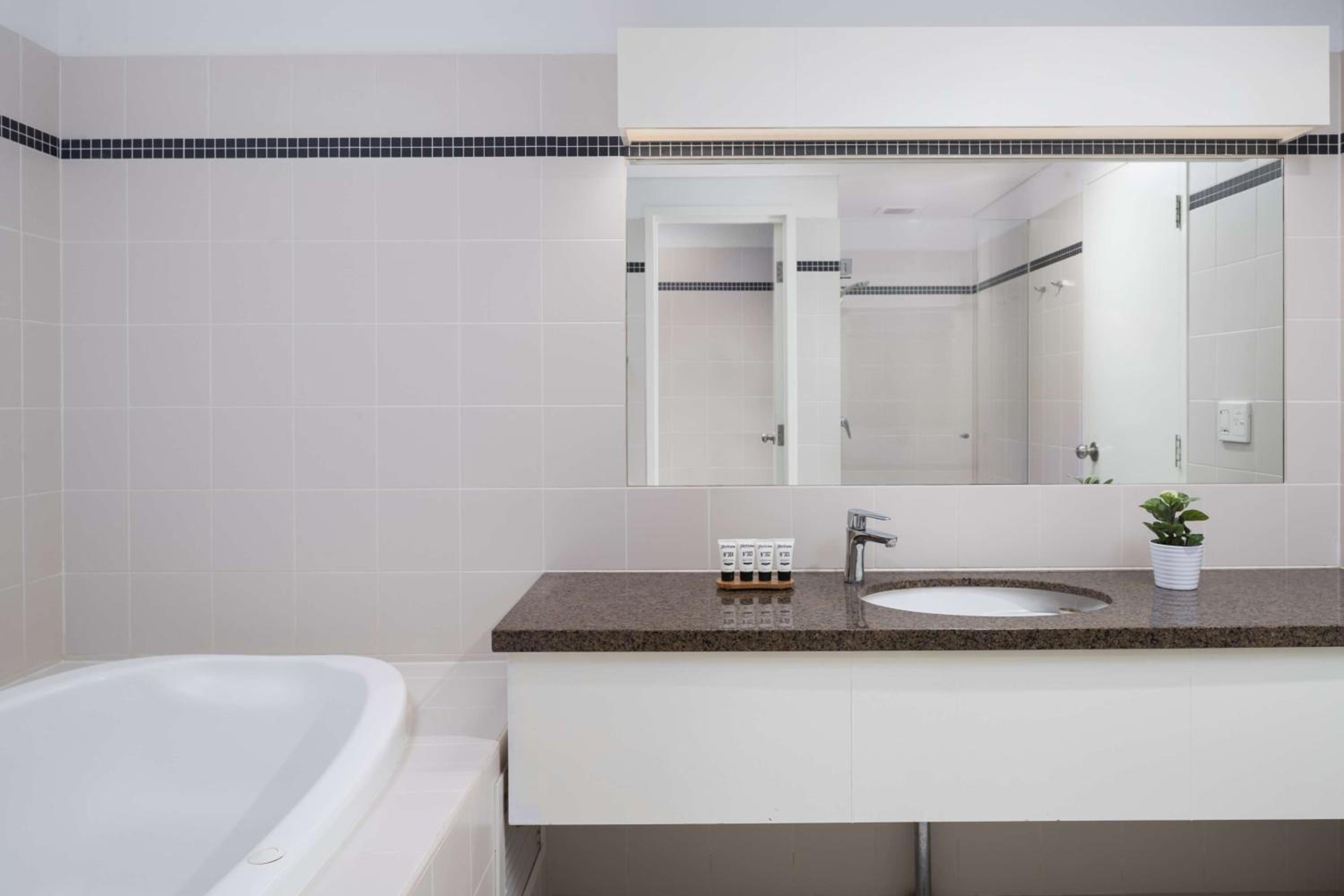 King Suite with Spa Bath - Photo 4