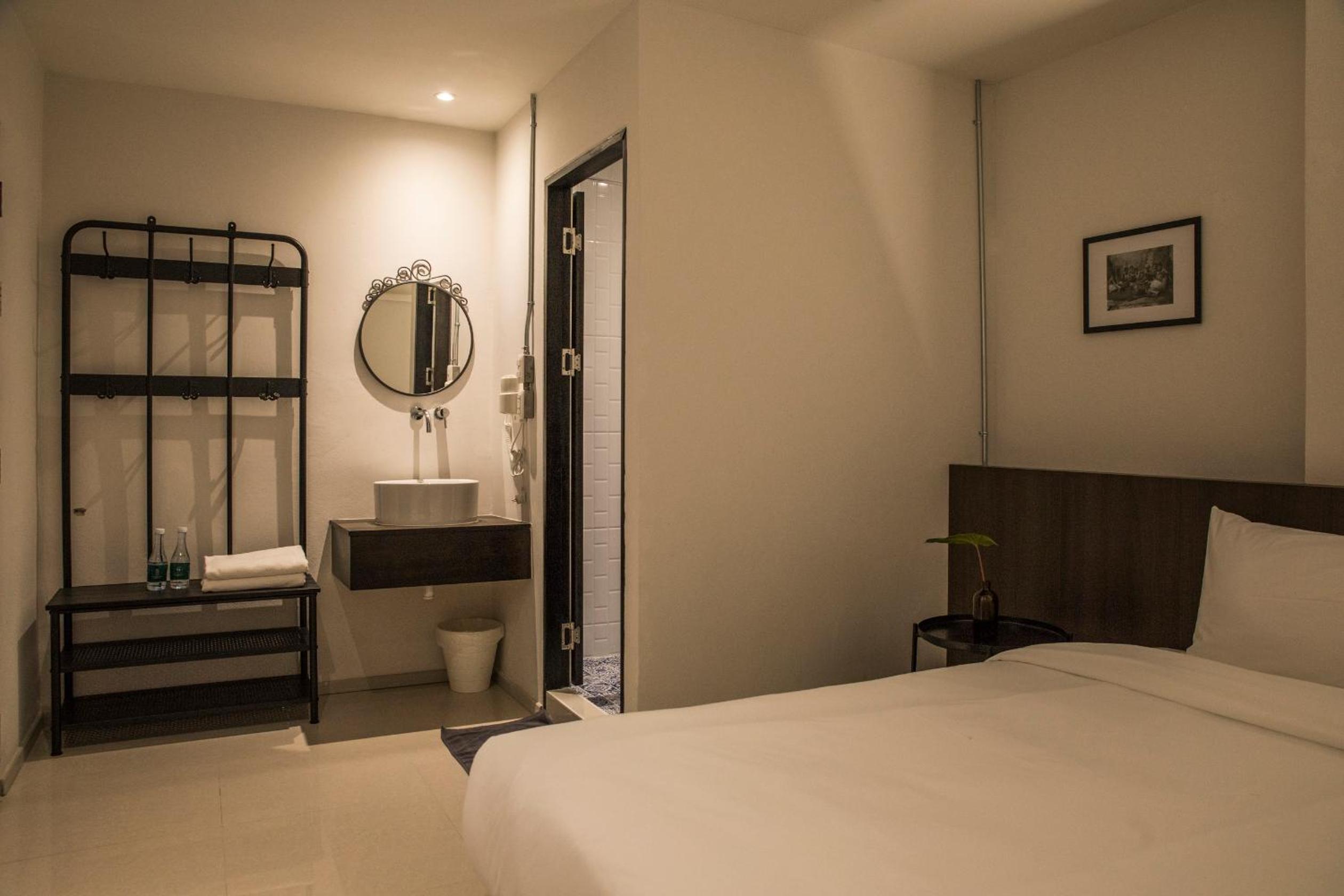 Deluxe Room with No View photo 3