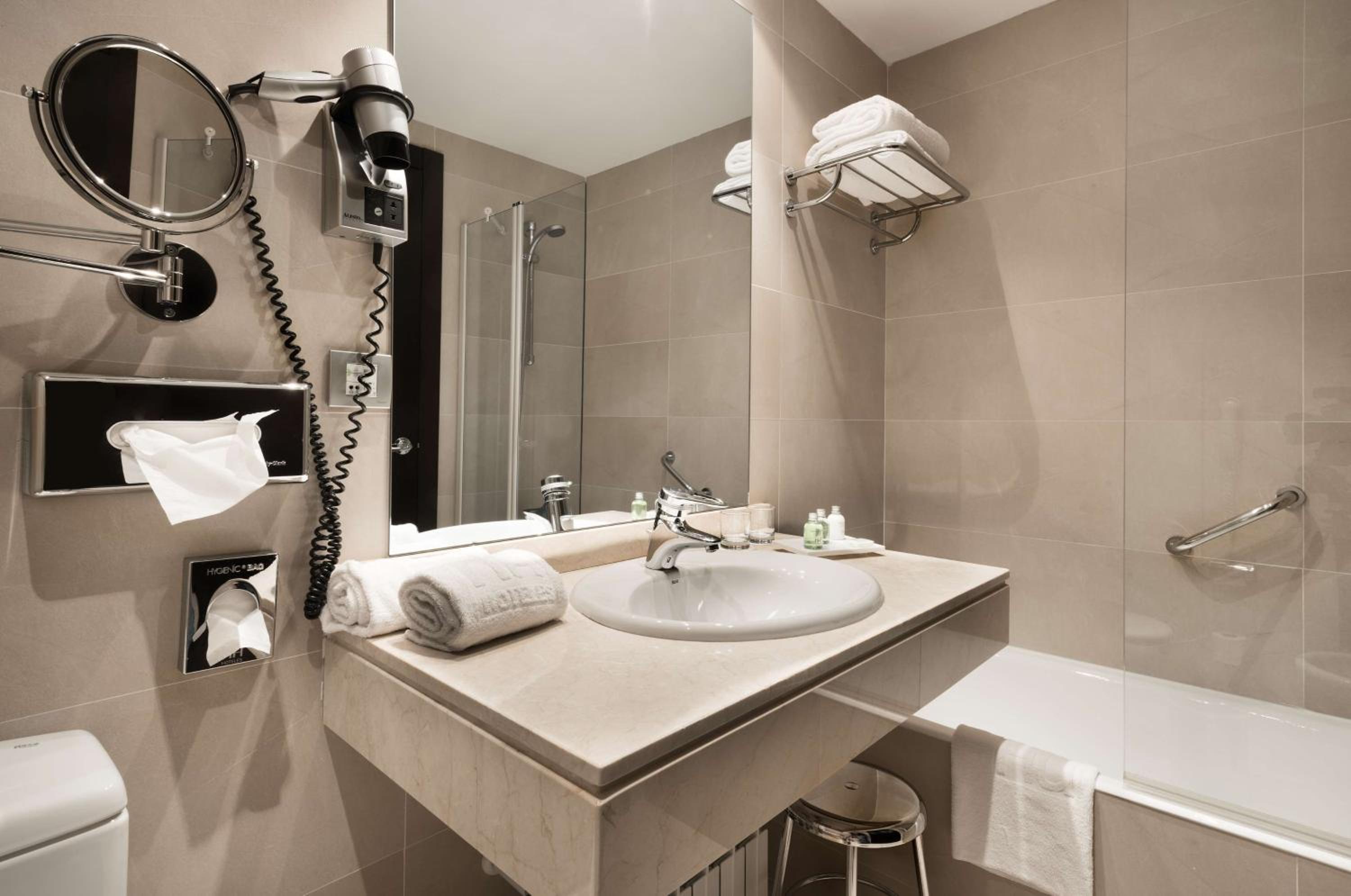 Standard Double or Twin Room - Photo 6
