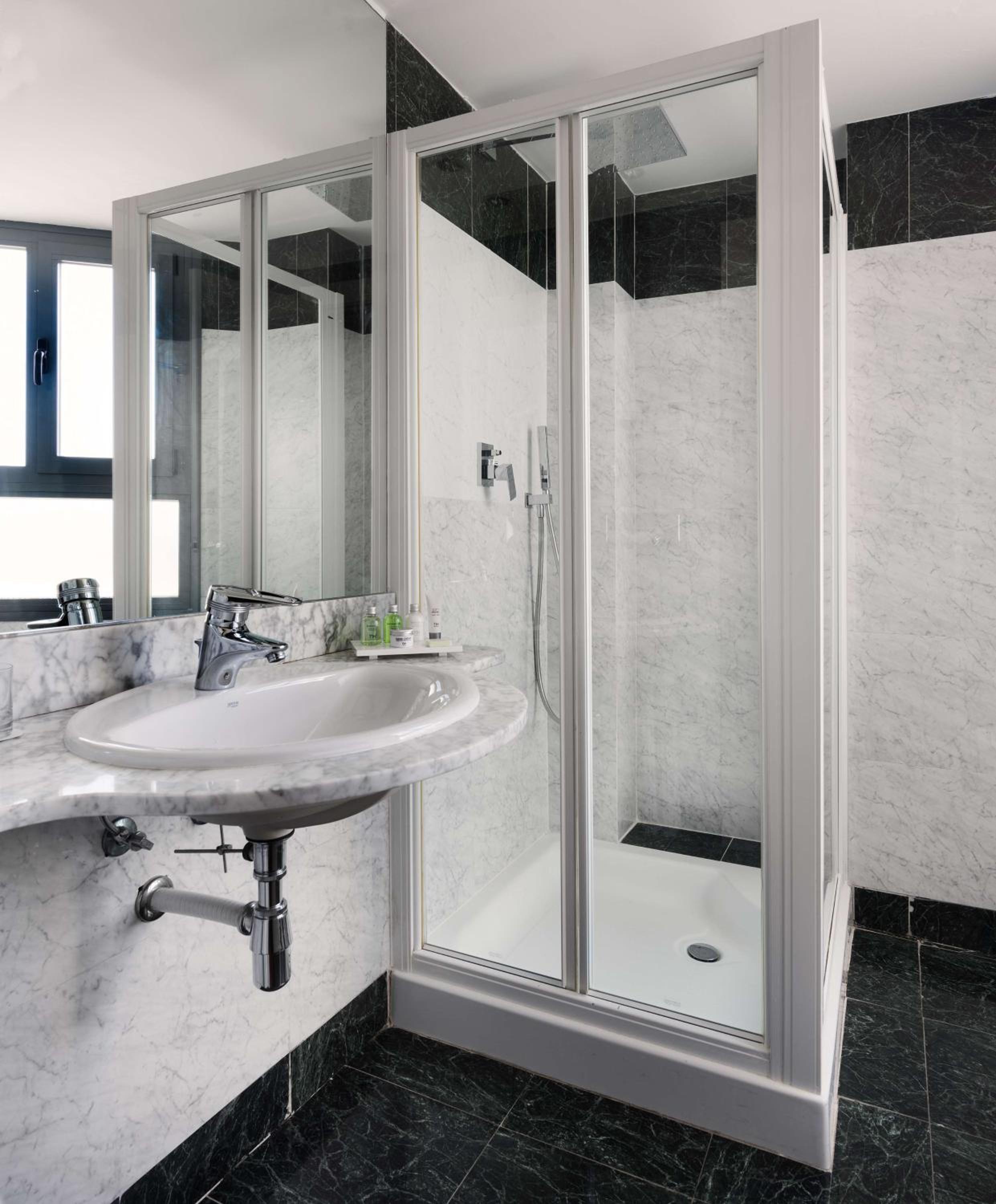 Superior Double or Twin Room - Photo 5
