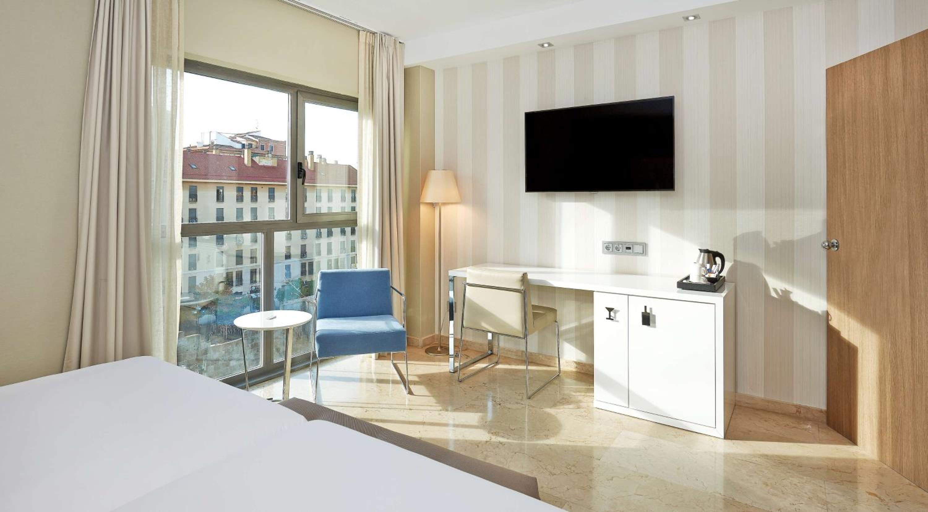 Standard Twin Room with View  - Photo 4