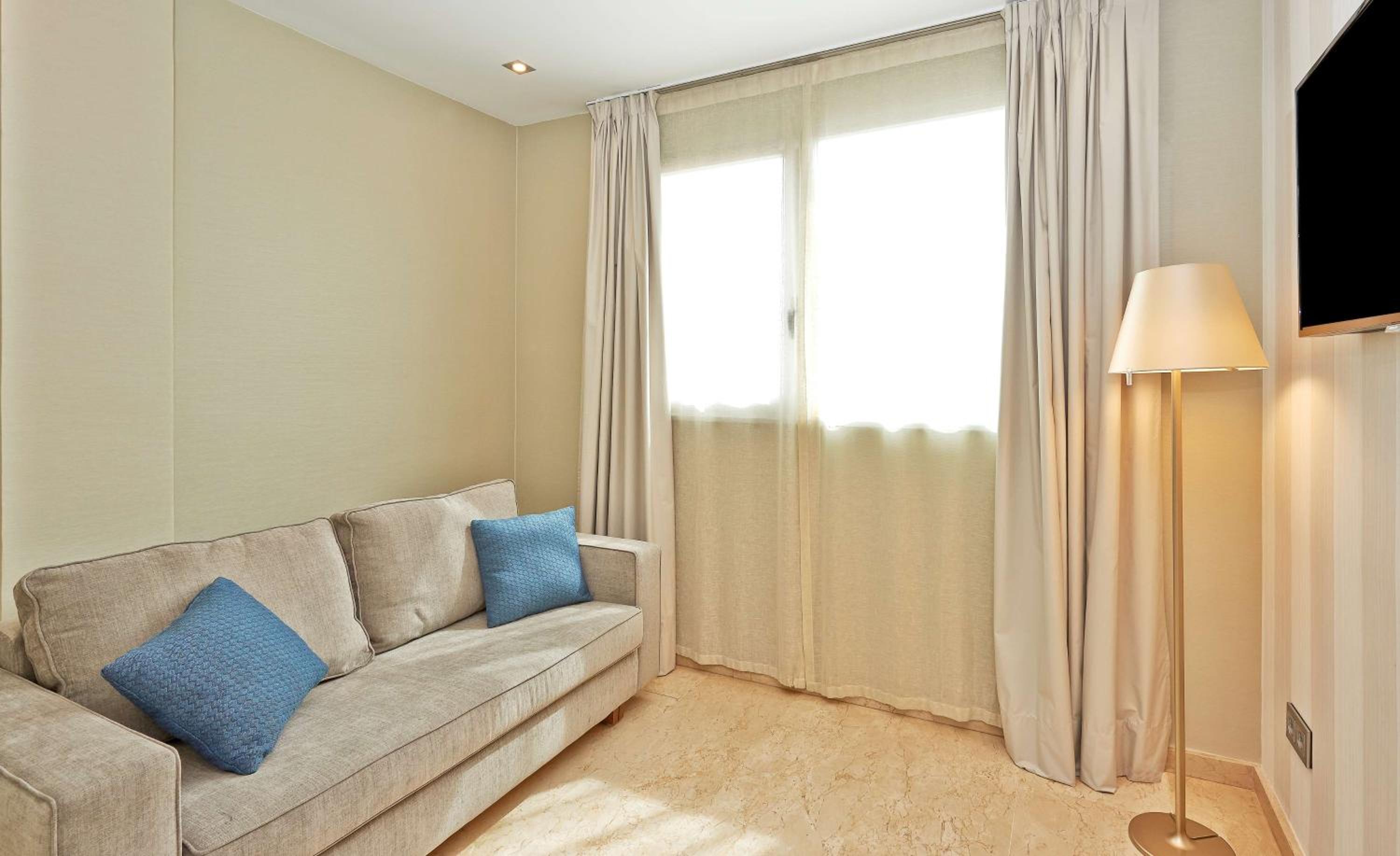 Family Room with View - Photo 1