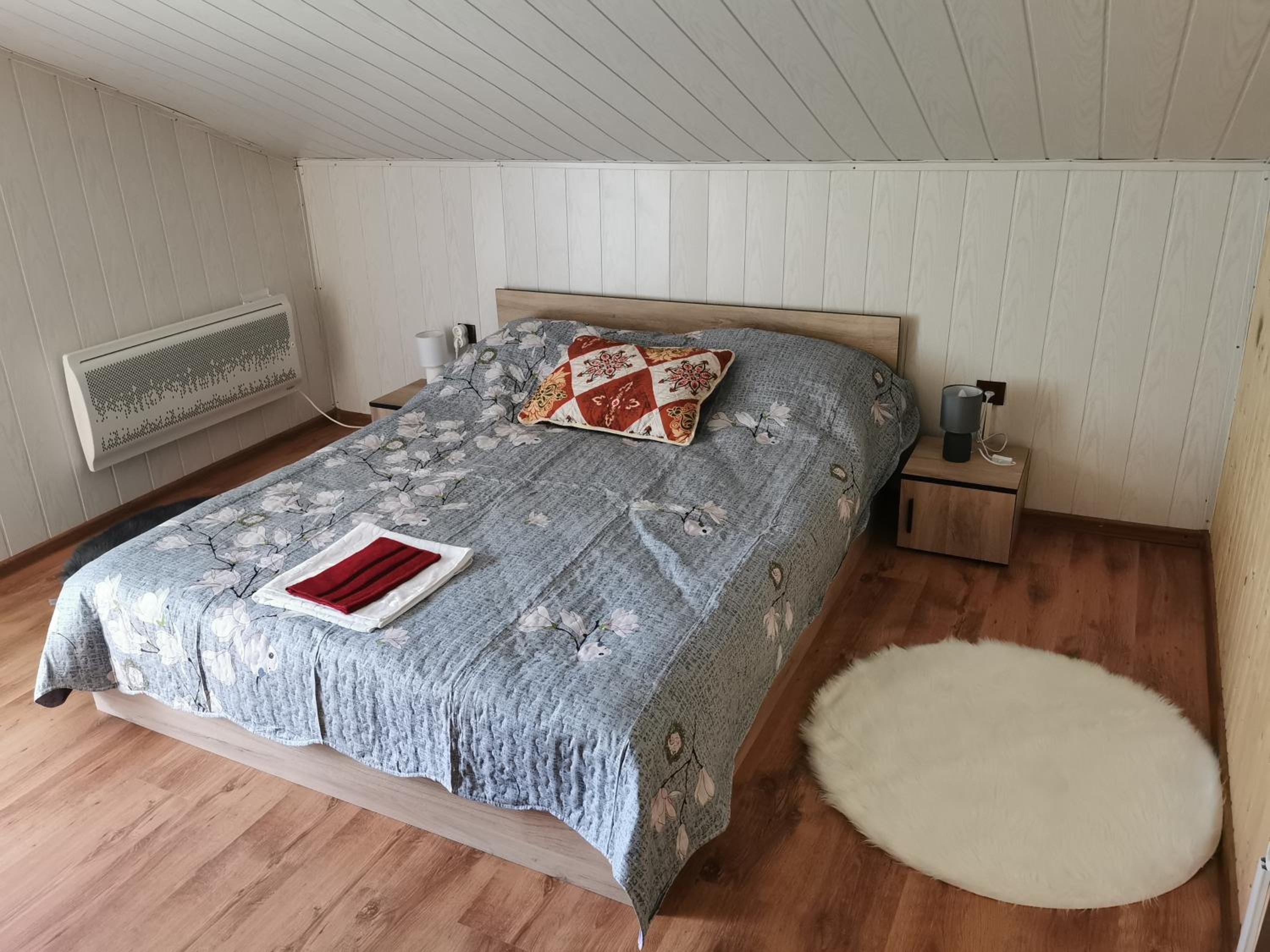 Queen Room with Shared Bathroom photo 2