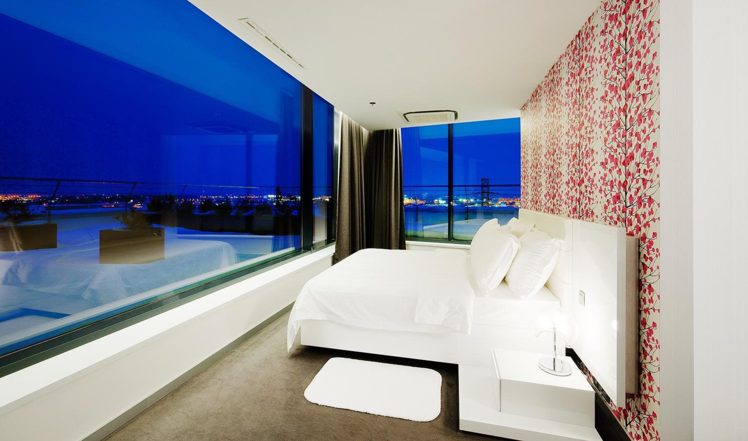 Suite - Photo 1