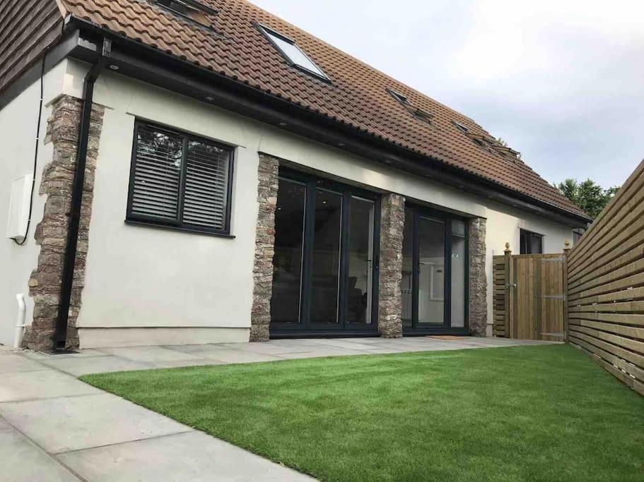 Three-Bedroom House photo 2