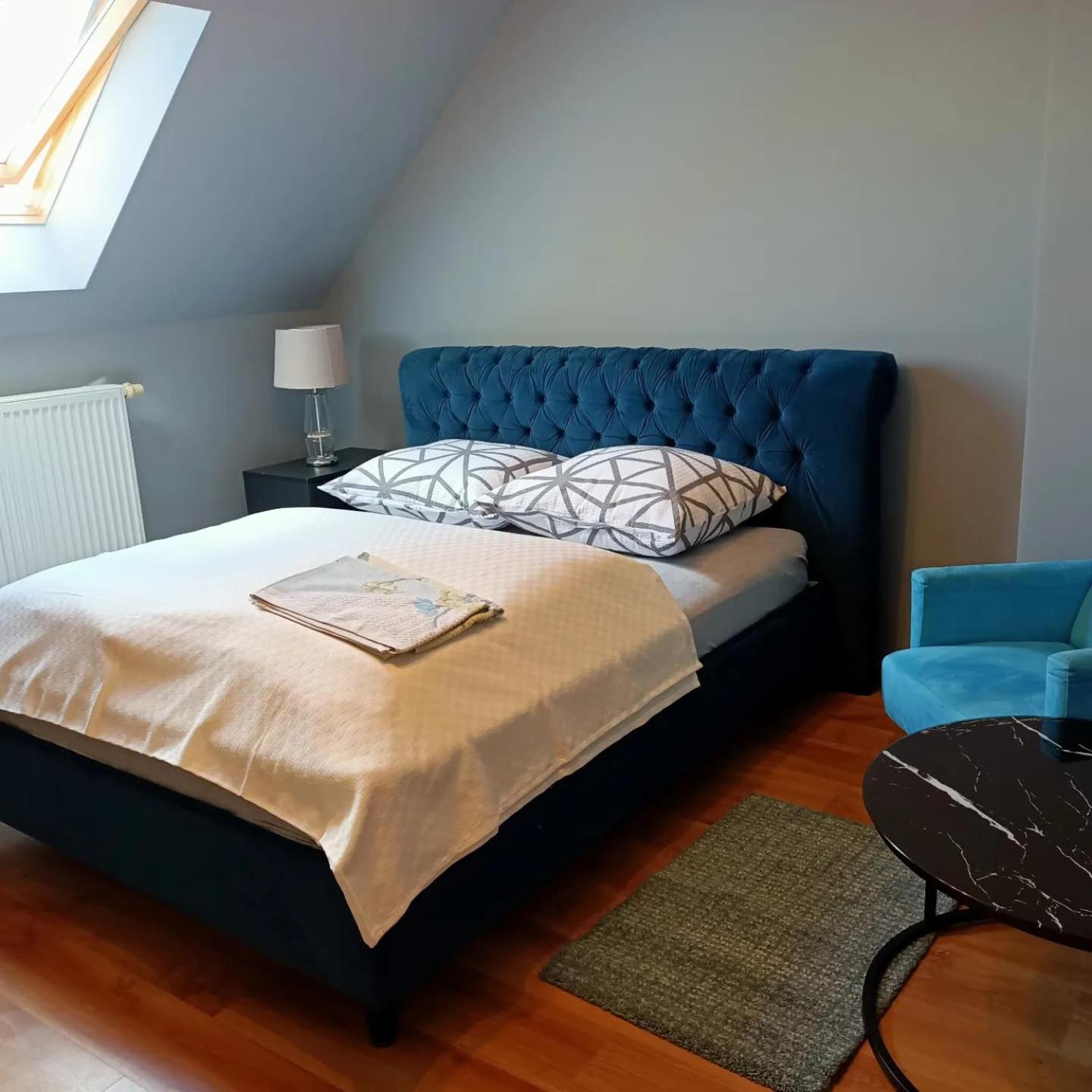 Double Room with Private External Bathroom - Photo 2