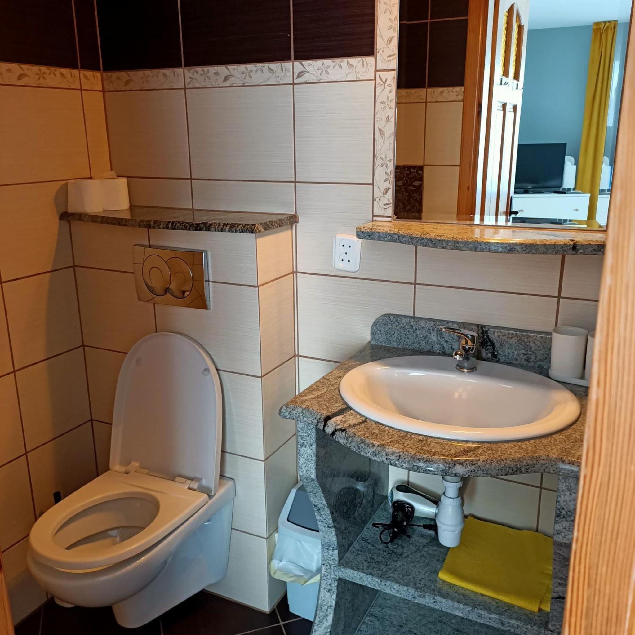 Quadruple Room with Bathroom - Photo 4