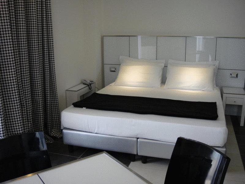 Junior Suite with Balcony (2 Adults) - Photo 18