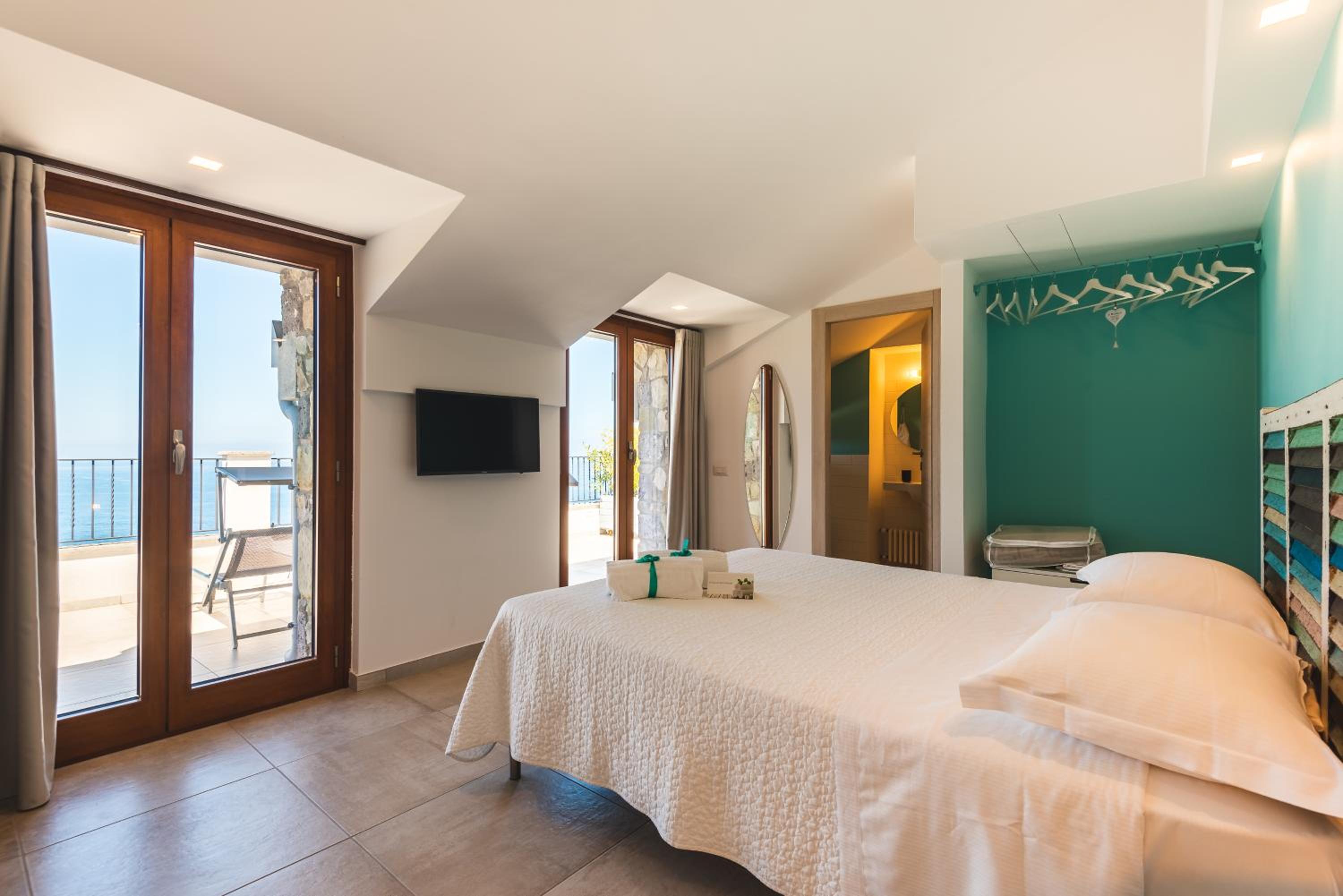 Deluxe Double Room with Balcony and Sea View - Photo 21