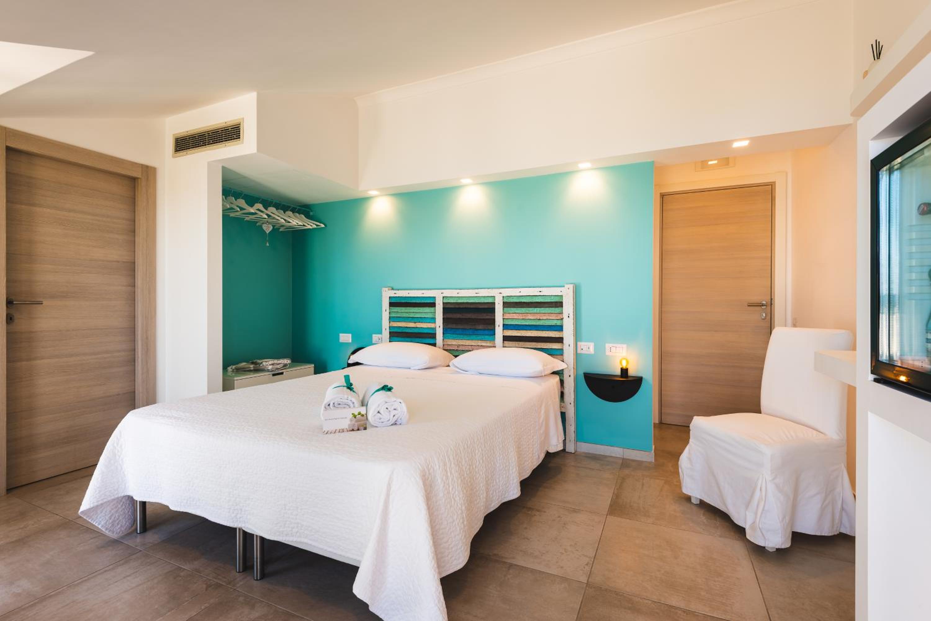 Deluxe Double Room with Balcony and Sea View - Photo 16