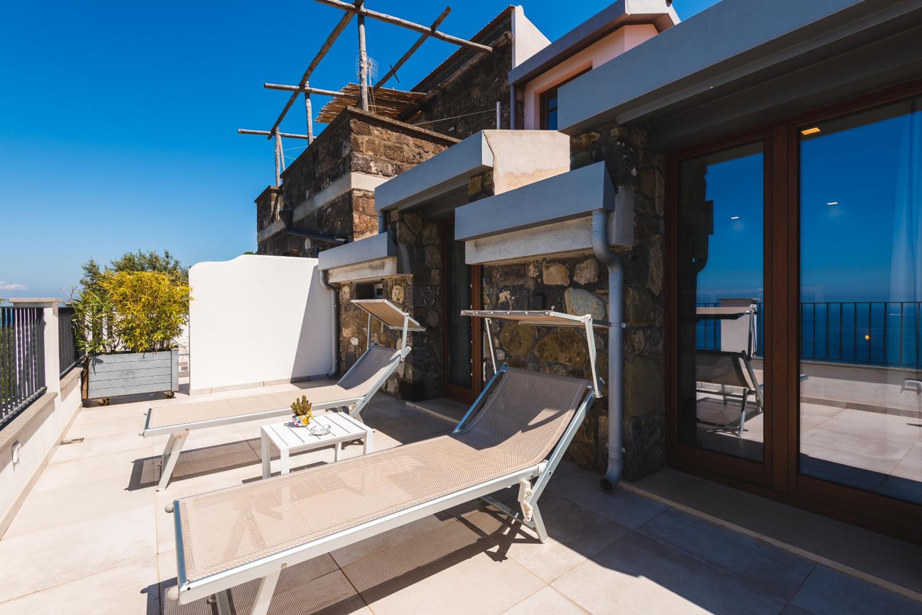Deluxe Double Room with Balcony and Sea View - Photo 7