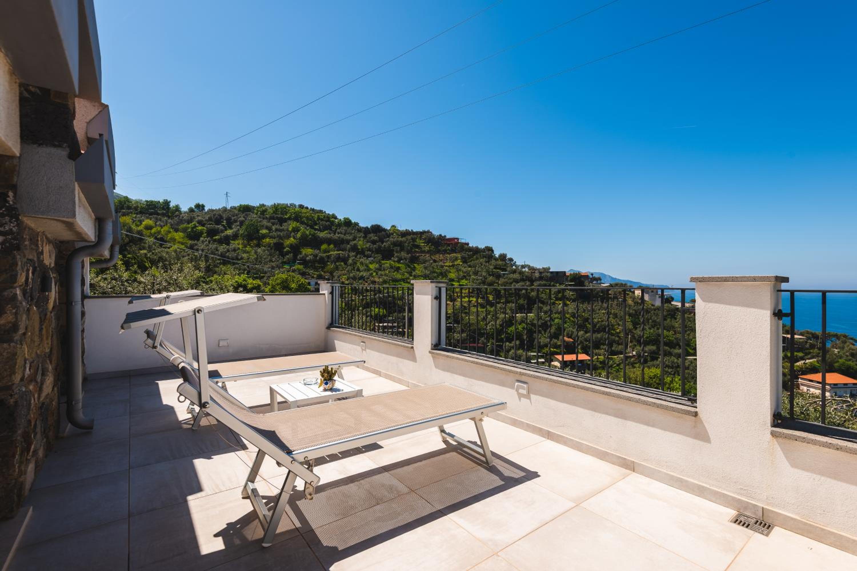 Deluxe Double Room with Balcony and Sea View - Photo 12